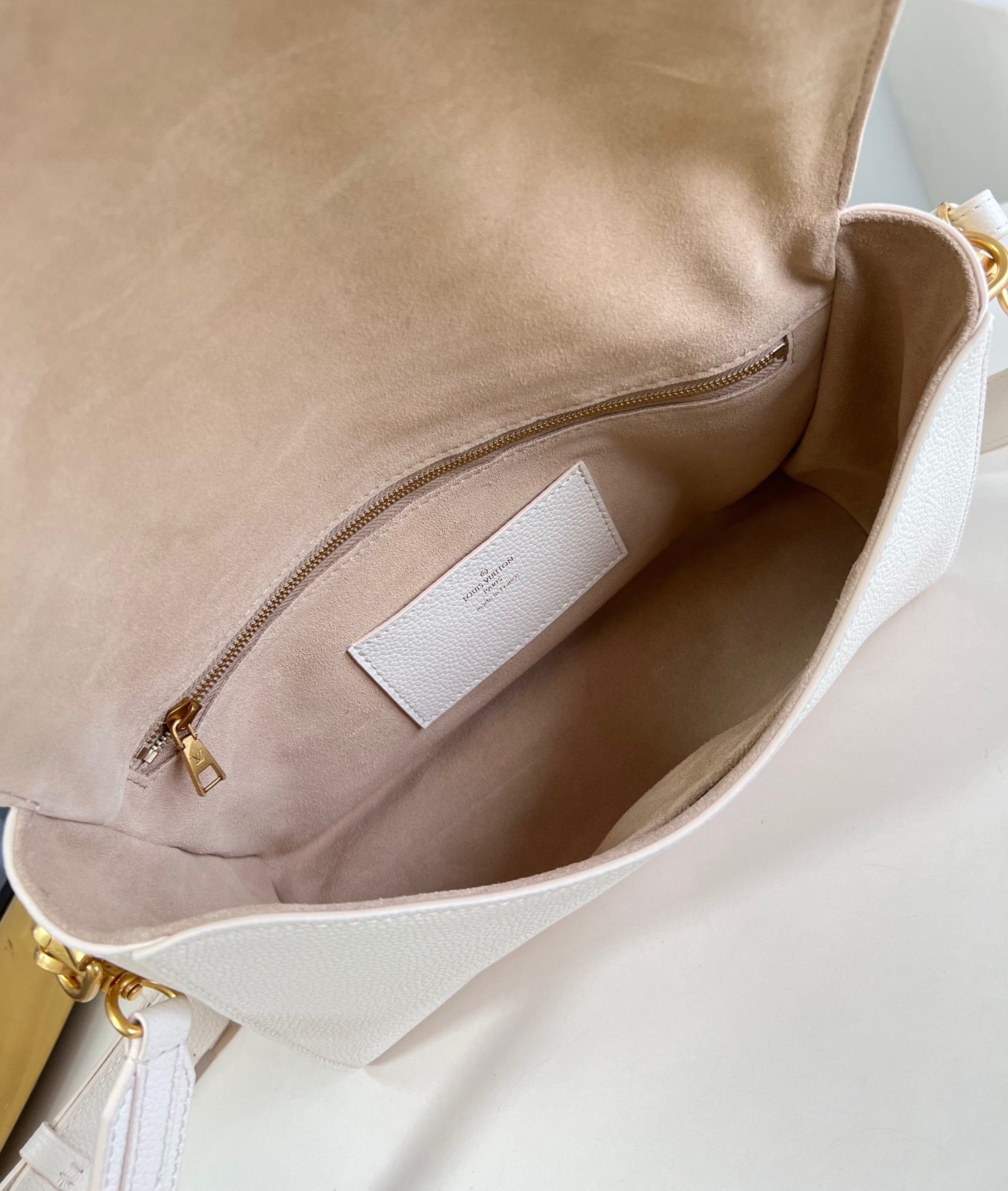 LV SOFT TWIST 27CM CUIR DE VEAU QUARTZ ACIER DORÉ