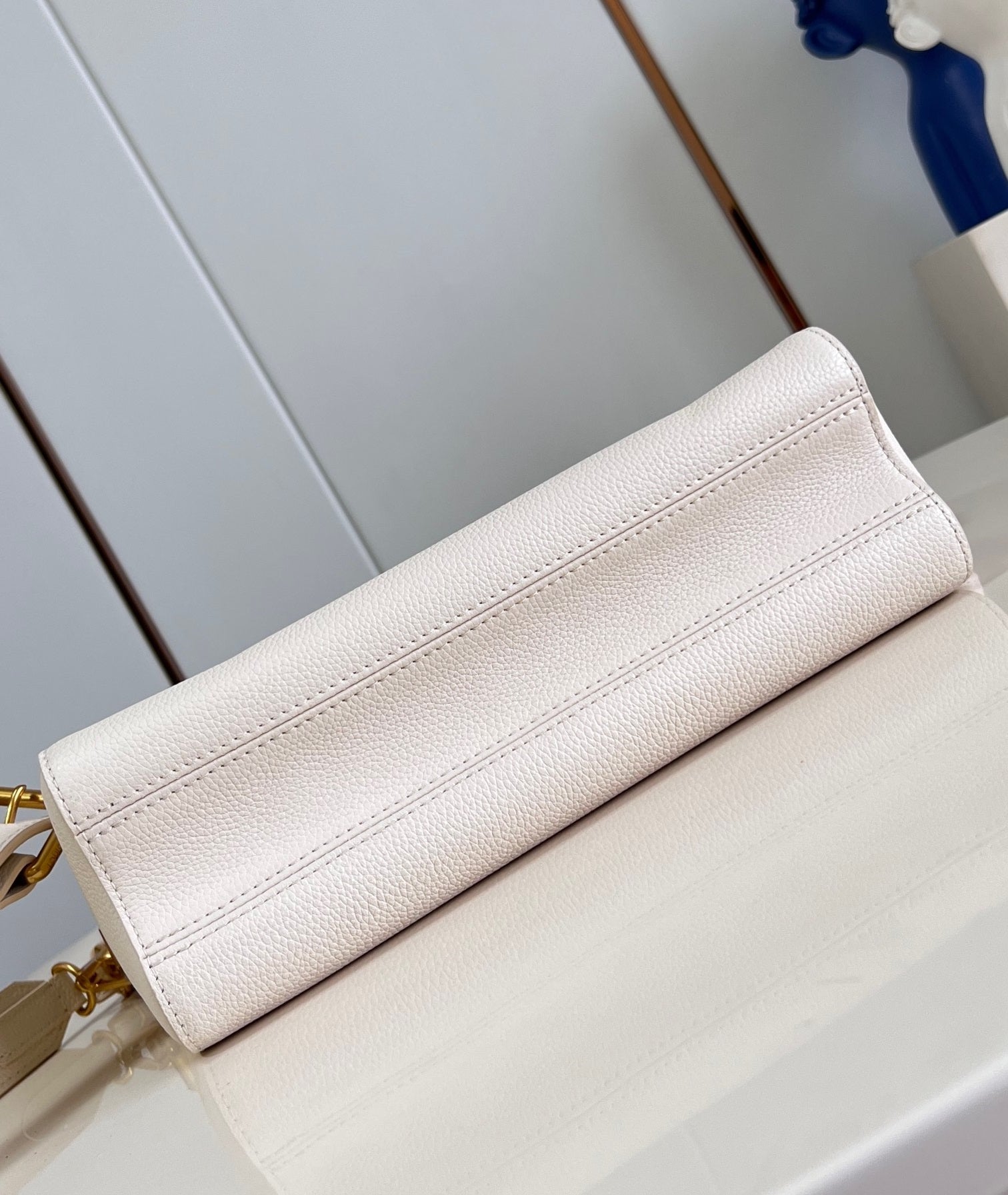 LV SOFT TWIST 27CM CUIR DE VEAU QUARTZ ACIER DORÉ