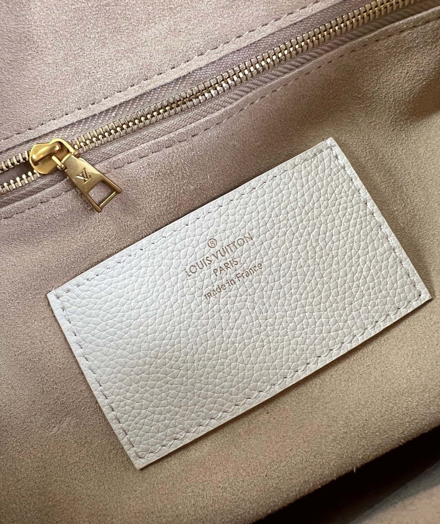 LV SOFT TWIST 27CM CUIR DE VEAU QUARTZ ACIER DORÉ