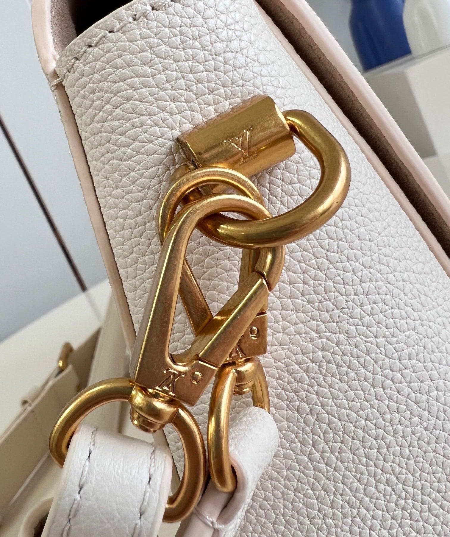 LV SOFT TWIST 27CM CUIR DE VEAU QUARTZ ACIER DORÉ