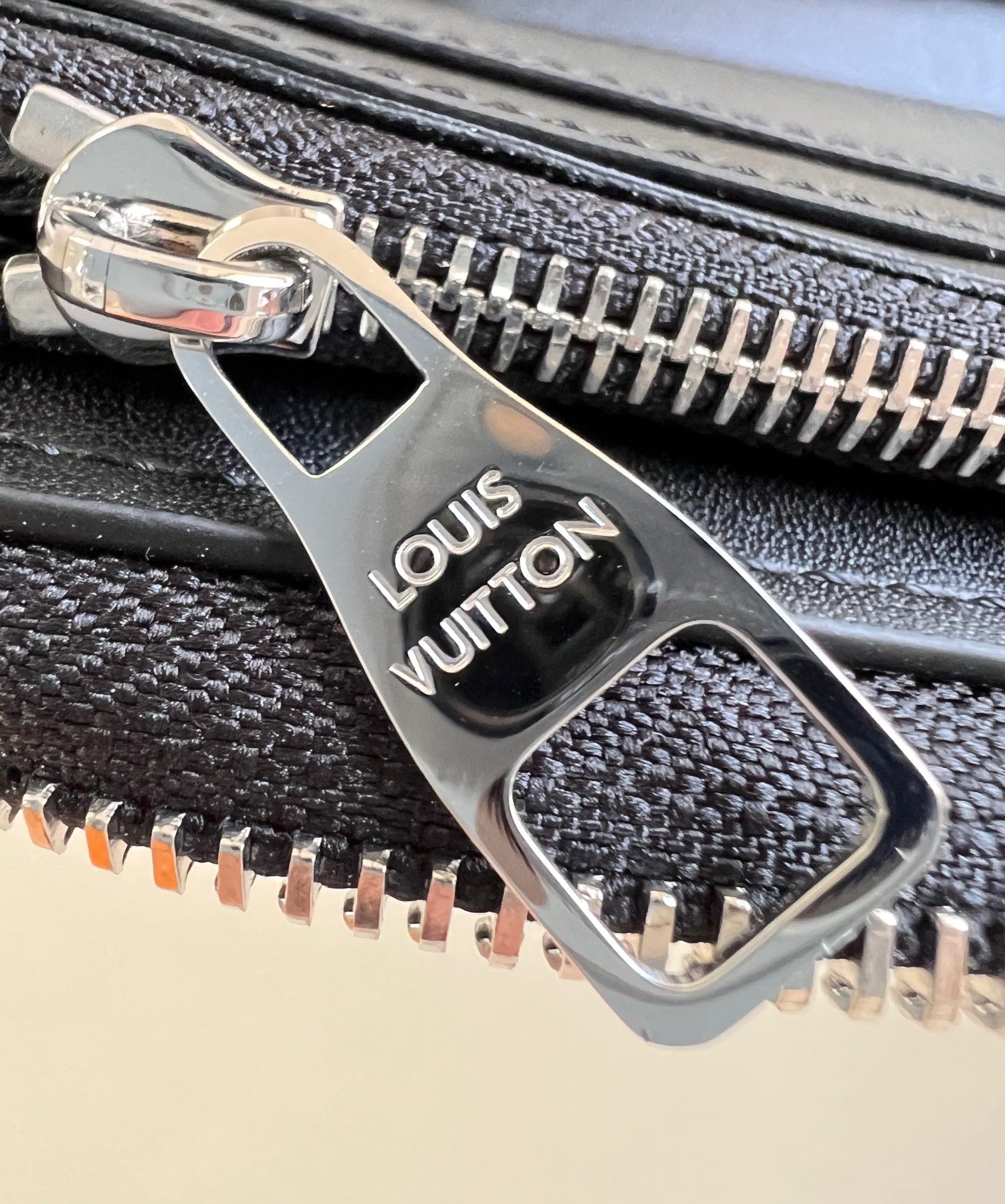 PORTEFEUILLE VERTICAL ZIPPY 20CM EN CUIR DE VEAU NOIR