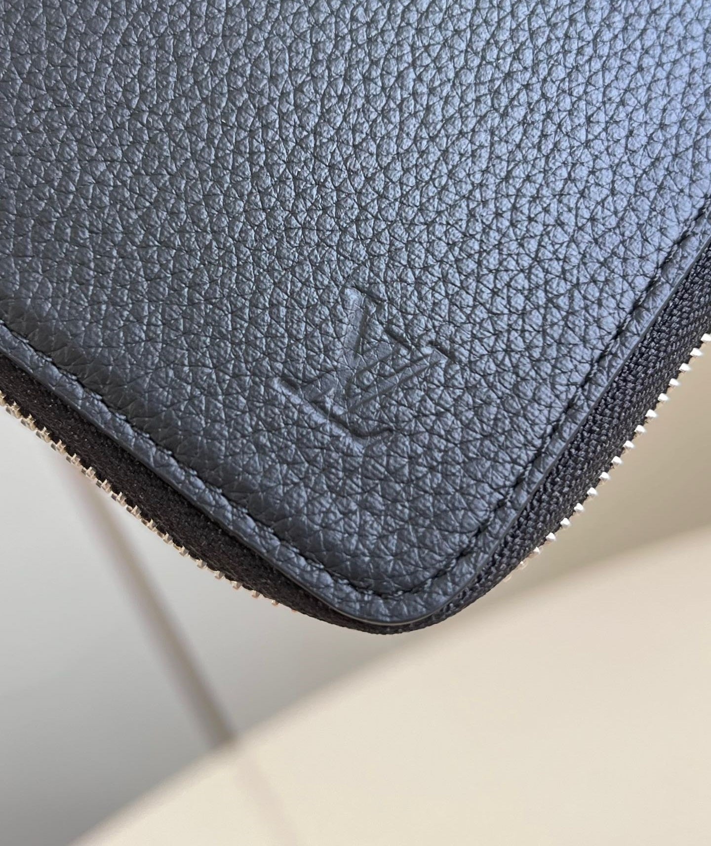 PORTEFEUILLE VERTICAL ZIPPY 20CM EN CUIR DE VEAU NOIR