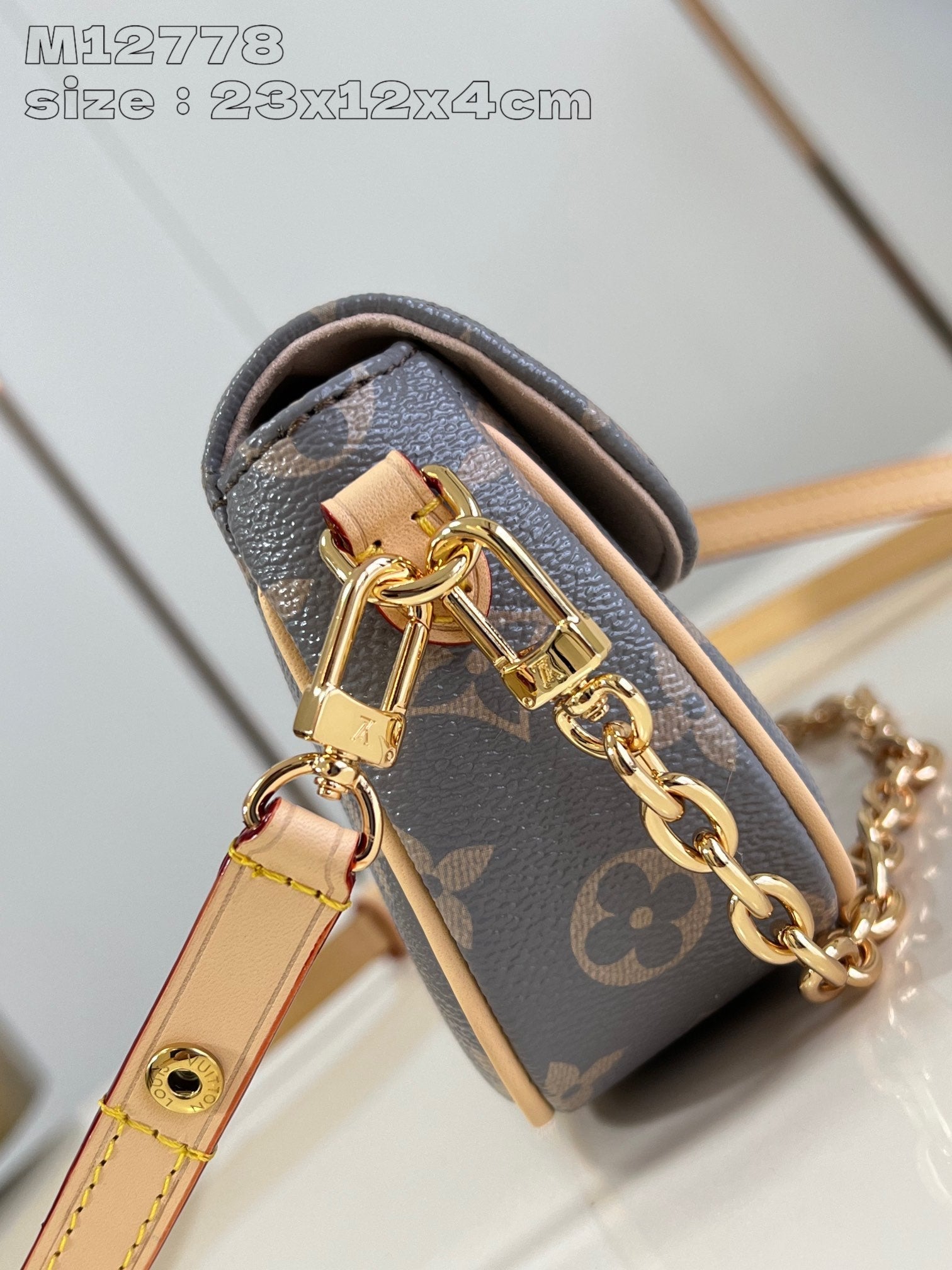 LV WOC IVY 23.5 TOILE À MONOGRAMME GRIS CÔTELÉ