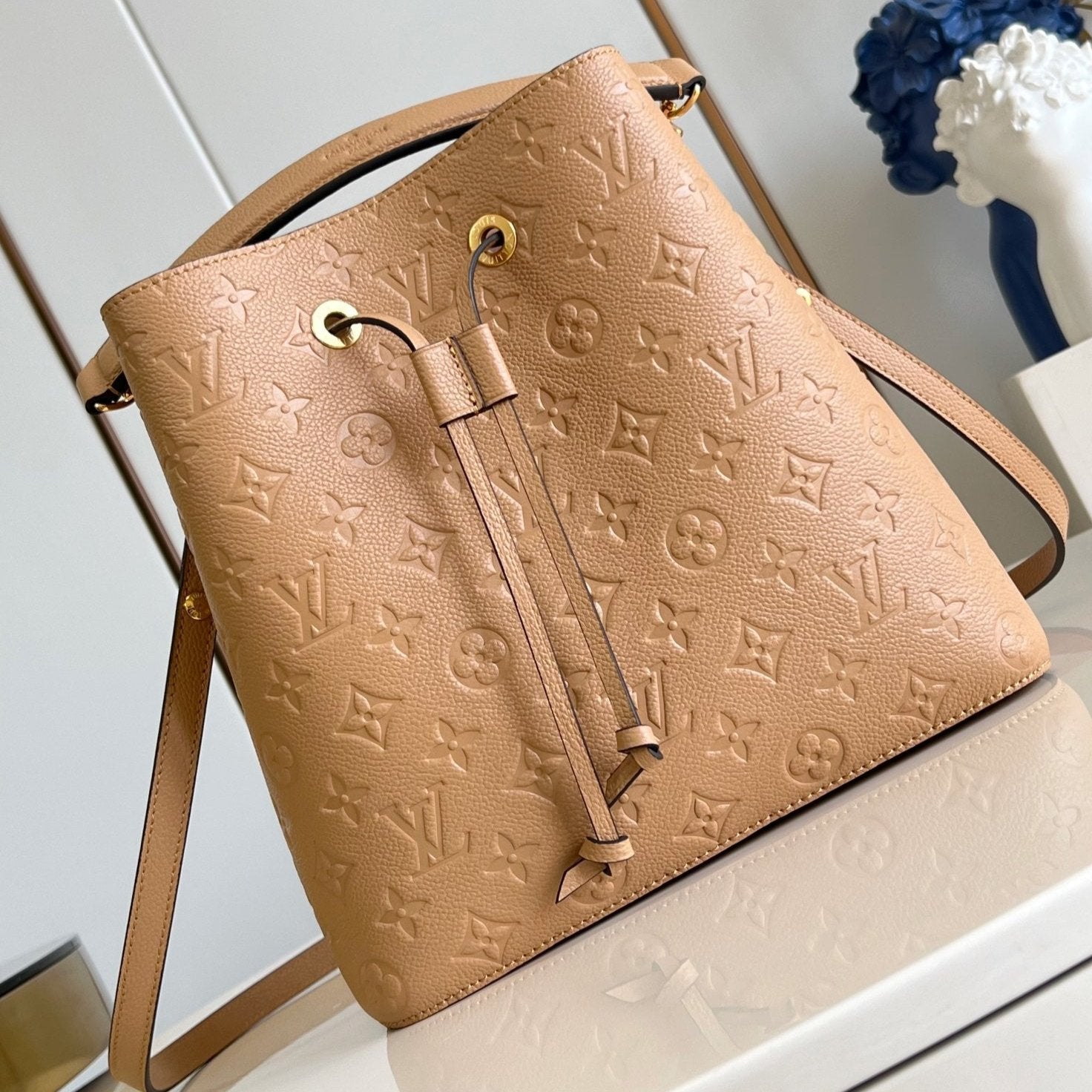 SAC SEAU LV NEO NOE 26 CM MARRON BLANC MONOGRAMME EMPTEINTE CUIR DE VEAU