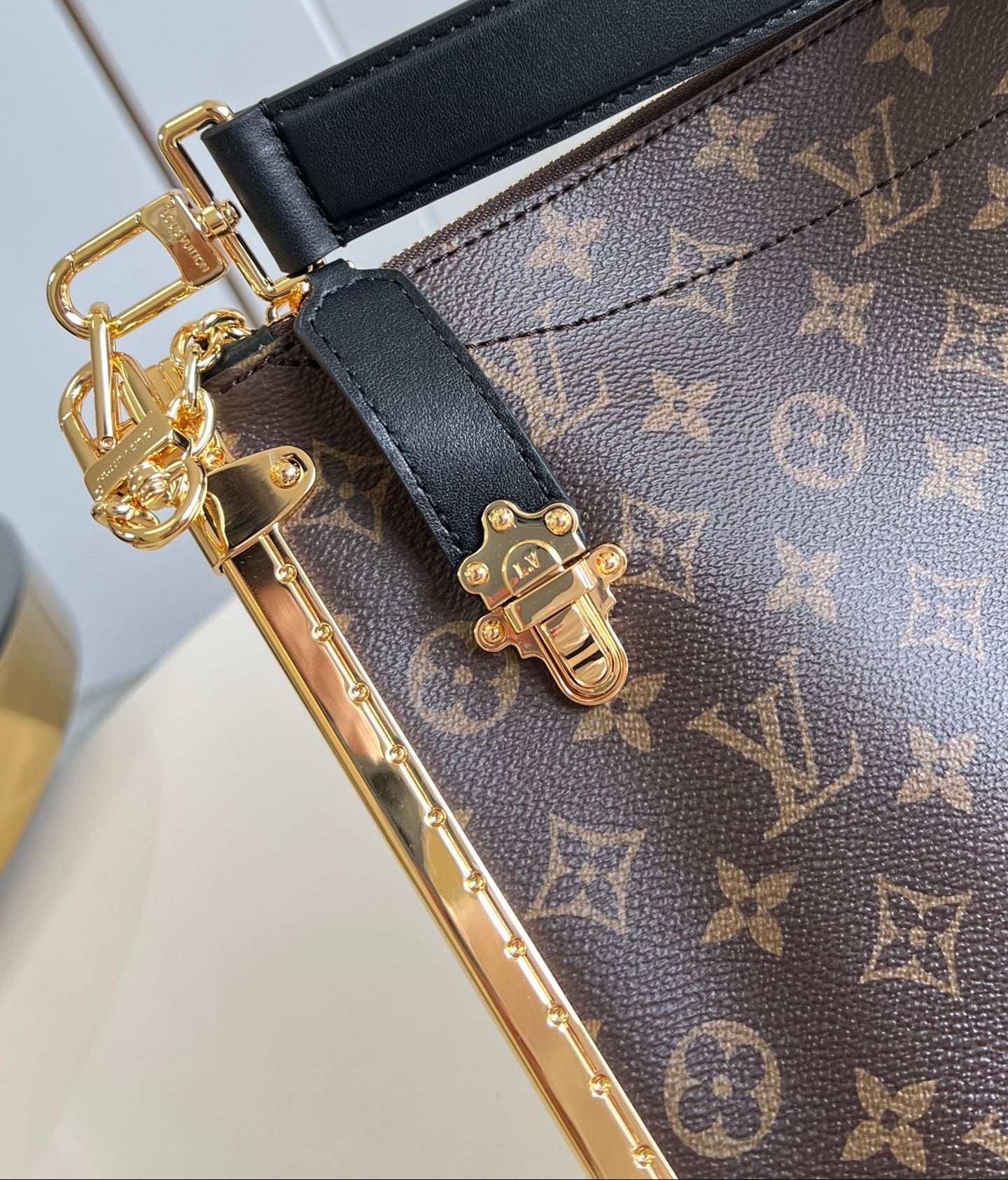 Malle porte-bonheur 38 en toile monogrammée marron, quincaillerie dorée