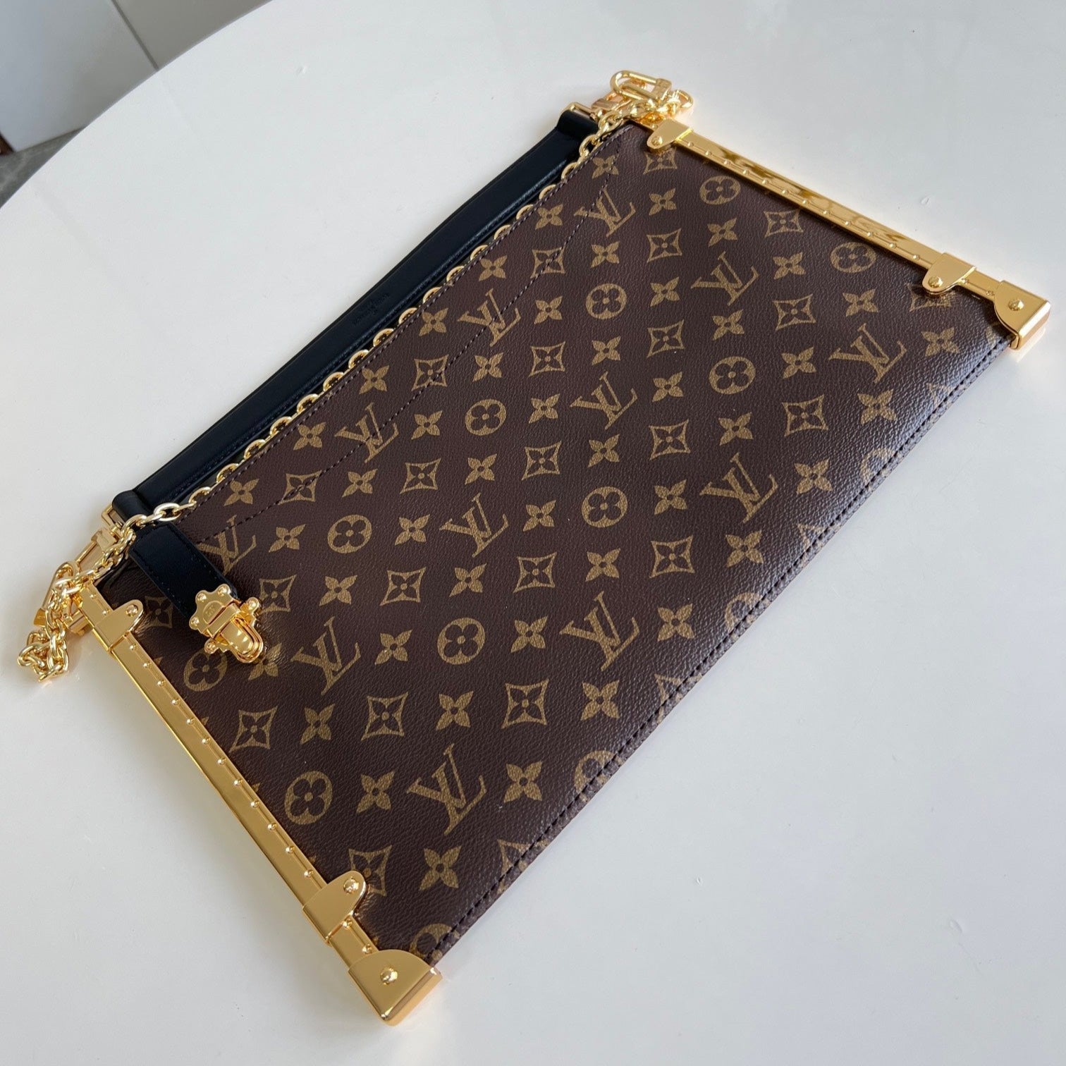 Malle porte-bonheur 38 en toile monogrammée marron, quincaillerie dorée