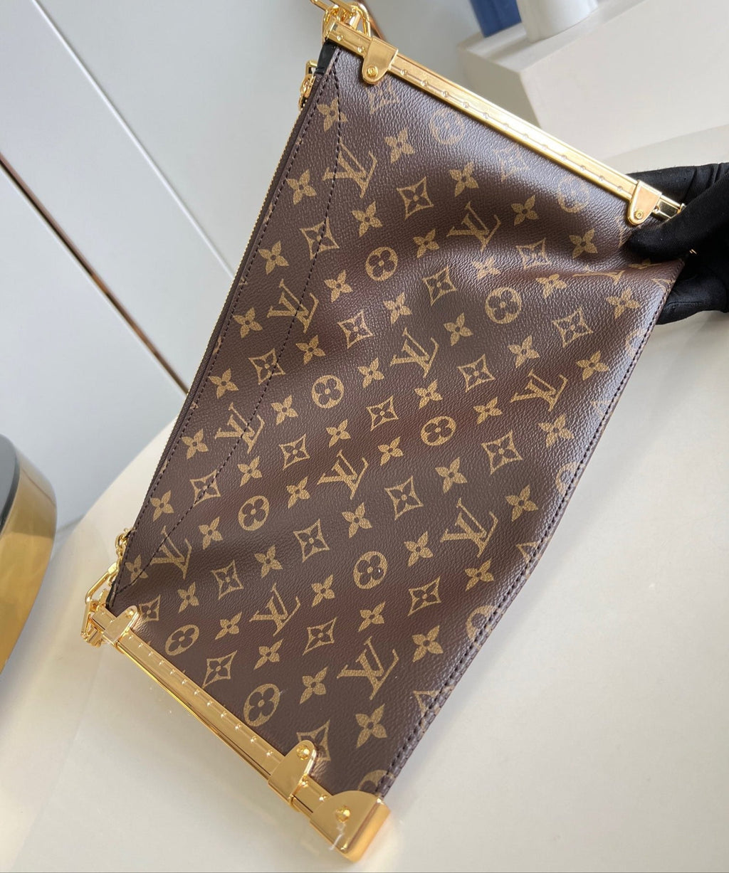 Malle porte-bonheur 38 en toile monogrammée marron, quincaillerie dorée