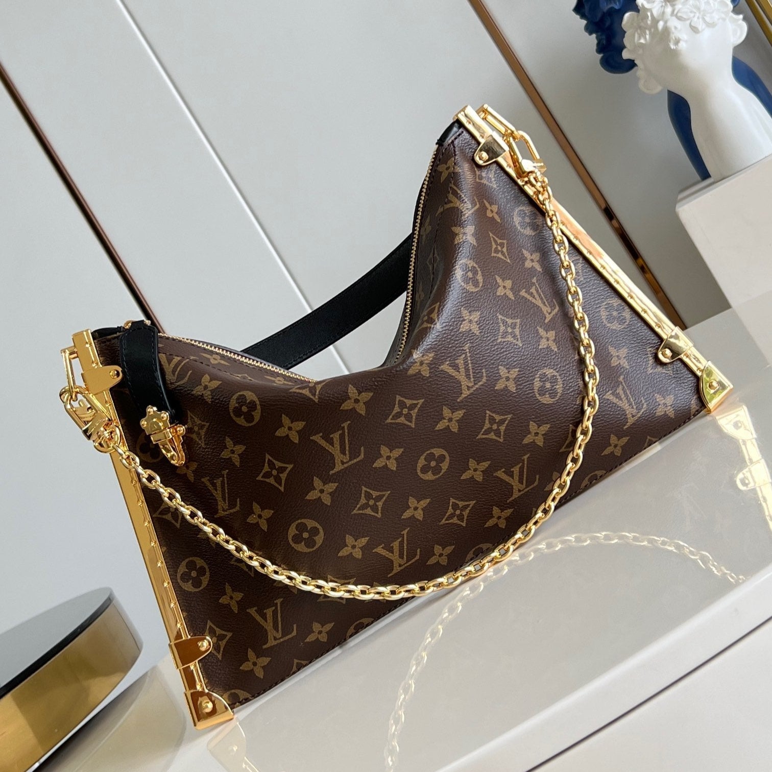 Malle porte-bonheur 38 en toile monogrammée marron, quincaillerie dorée
