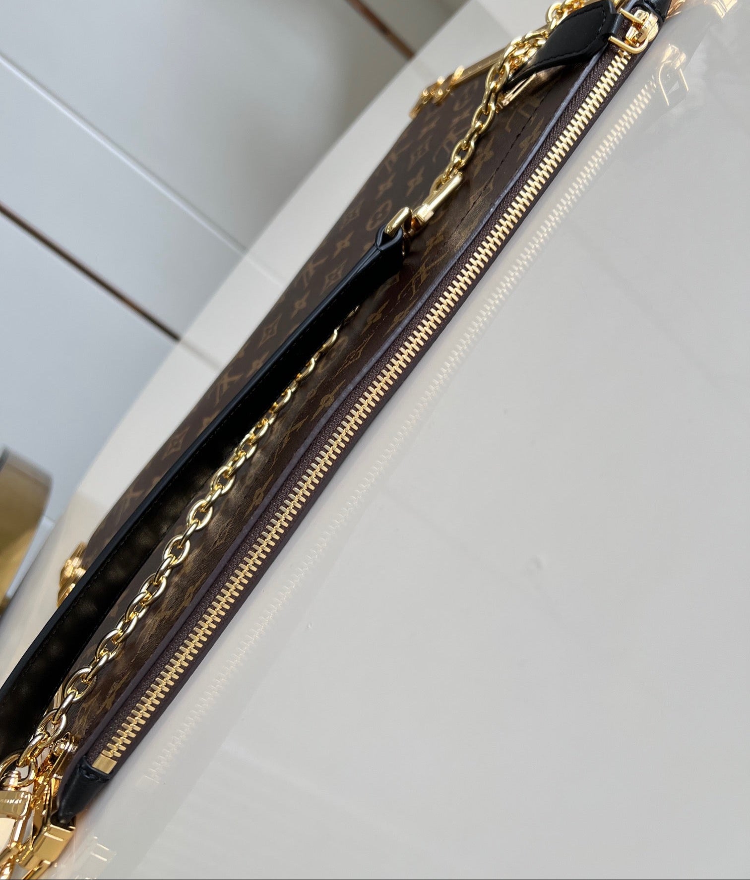 Malle porte-bonheur 38 en toile monogrammée marron, quincaillerie dorée