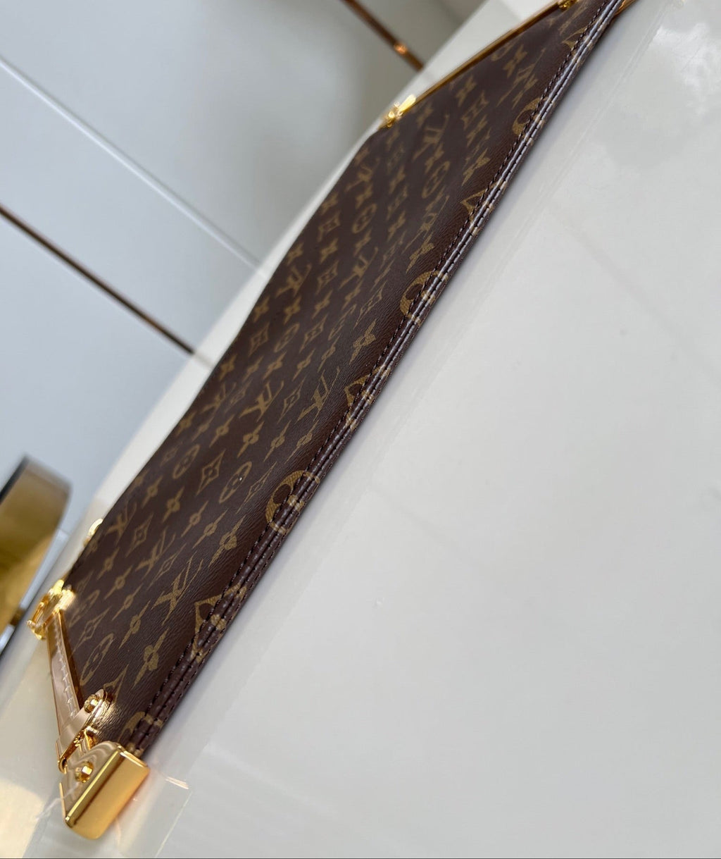 Malle porte-bonheur 38 en toile monogrammée marron, quincaillerie dorée