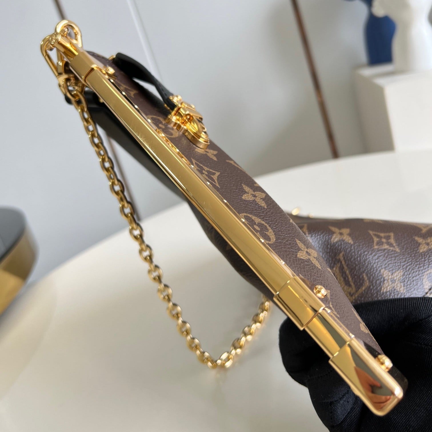 Malle porte-bonheur 38 en toile monogrammée marron, quincaillerie dorée