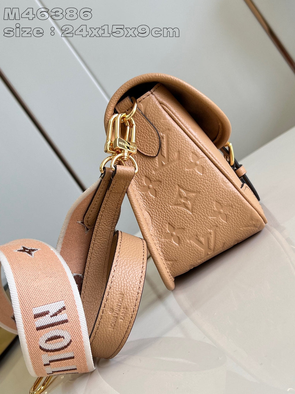 LV DIANE 24 CUIR DE VEAU EMPREINTE BEIGE FONCÉ MONOGRAMME 