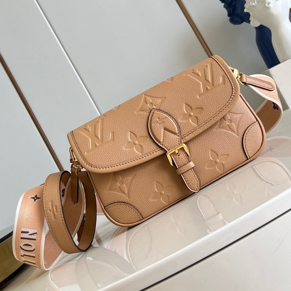 LV DIANE 24 CUIR DE VEAU EMPREINTE BEIGE FONCÉ MONOGRAMME 