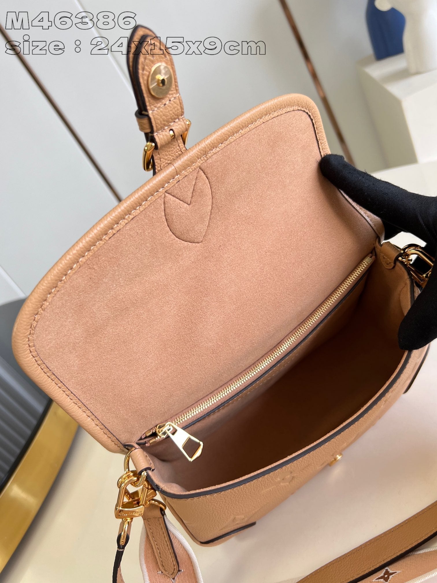 LV DIANE 24 CUIR DE VEAU EMPREINTE BEIGE FONCÉ MONOGRAMME 