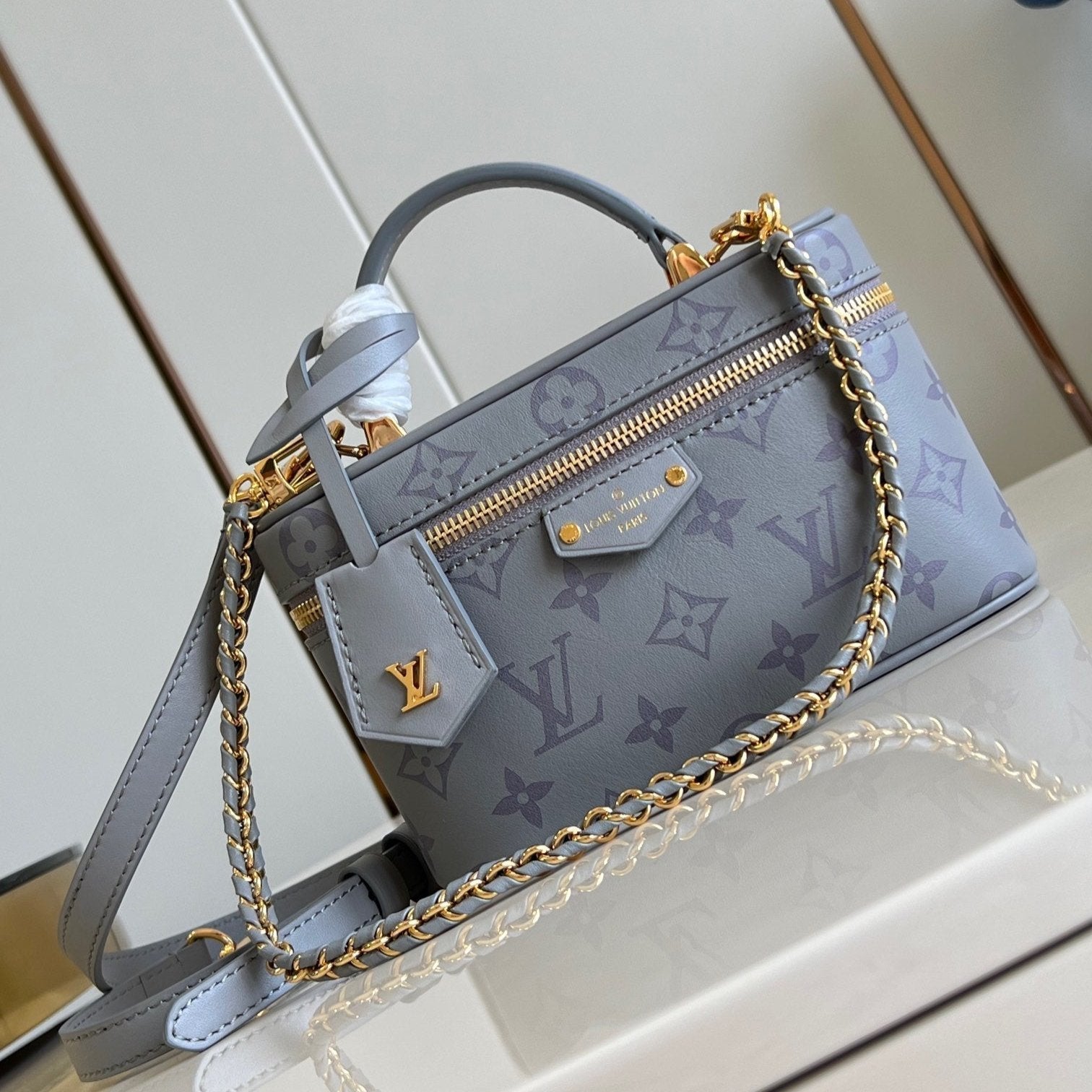 Pochette chaîne LV Vanity 19 en cuir de veau gris monogrammé