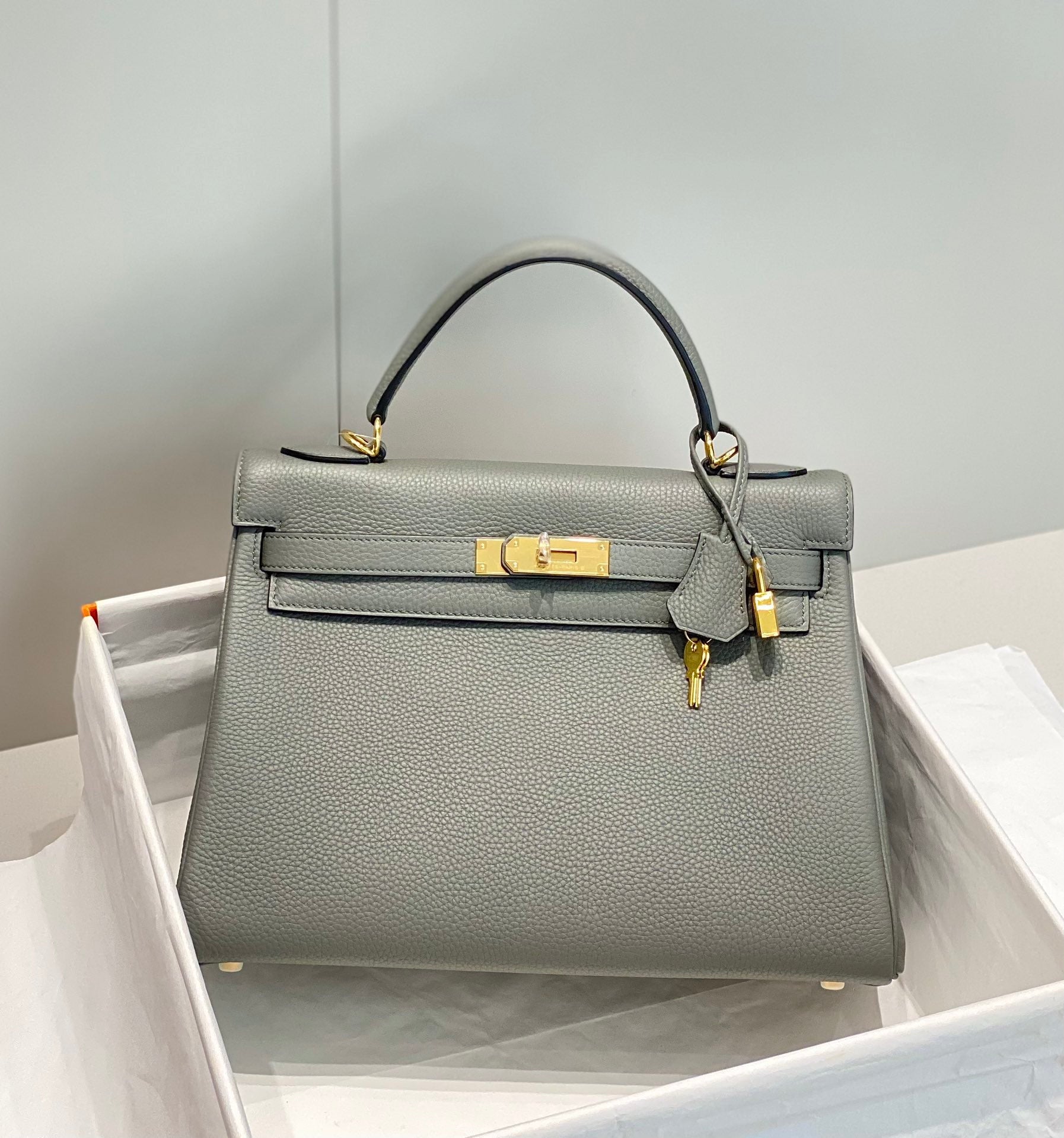 HM KELLY 32CM CUIR TOGO GRIS QUINCAILLERIE DORÉ