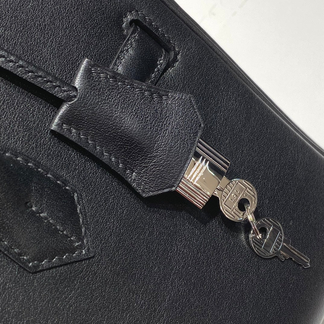 SAC À BANDOULIÈRE HM BIRKIN 29 CM EN CUIR NOIR SWIFT ET ACCESSOIRES ARGENTÉS