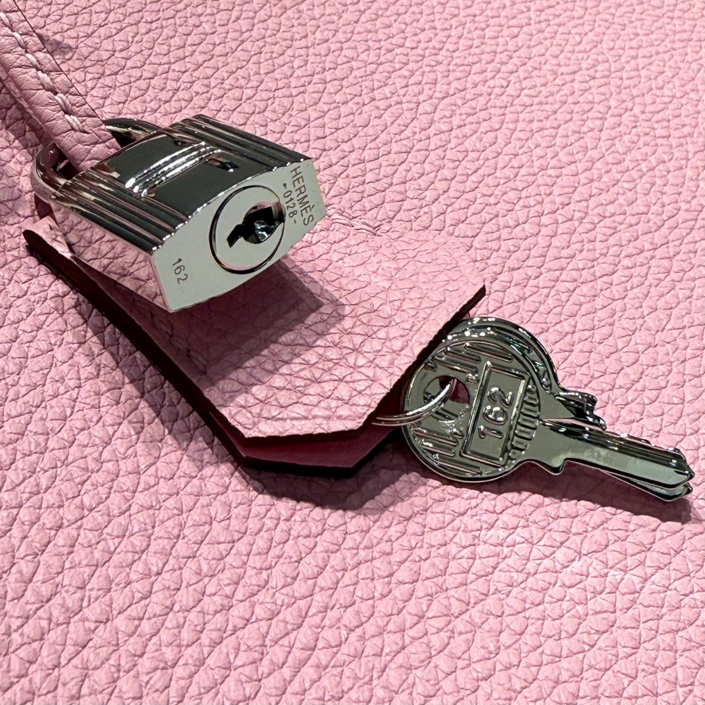 Sac HM Birkin 25 cm en cuir Togo rose pâle, accessoires argentés 237506