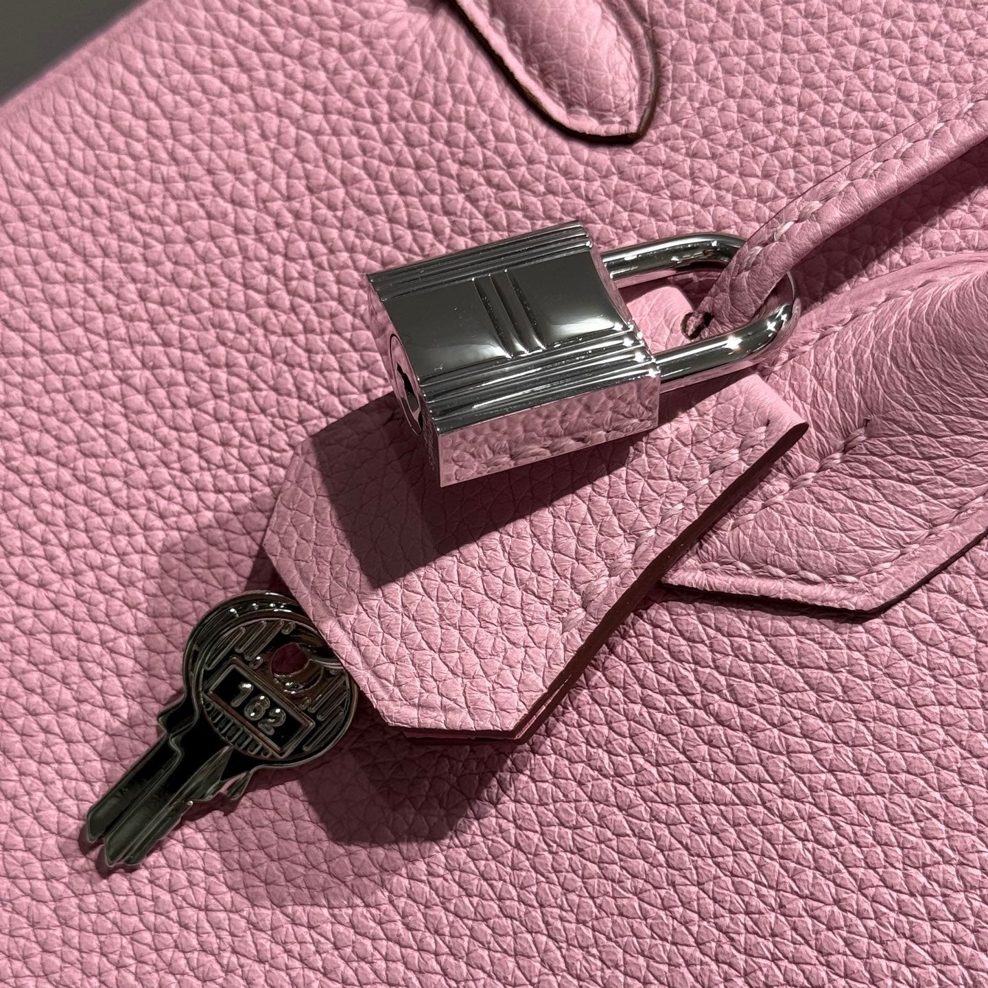 Sac HM Birkin 25 cm en cuir Togo rose pâle, accessoires argentés 237506