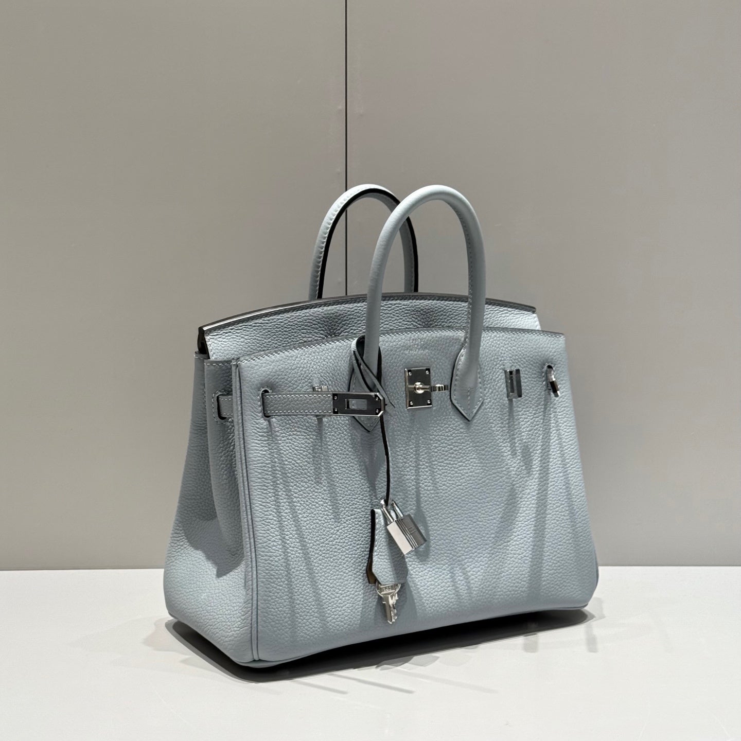 Sac HM Birkin 25 cm en cuir Togo bleu ciel, accessoires argentés 237514