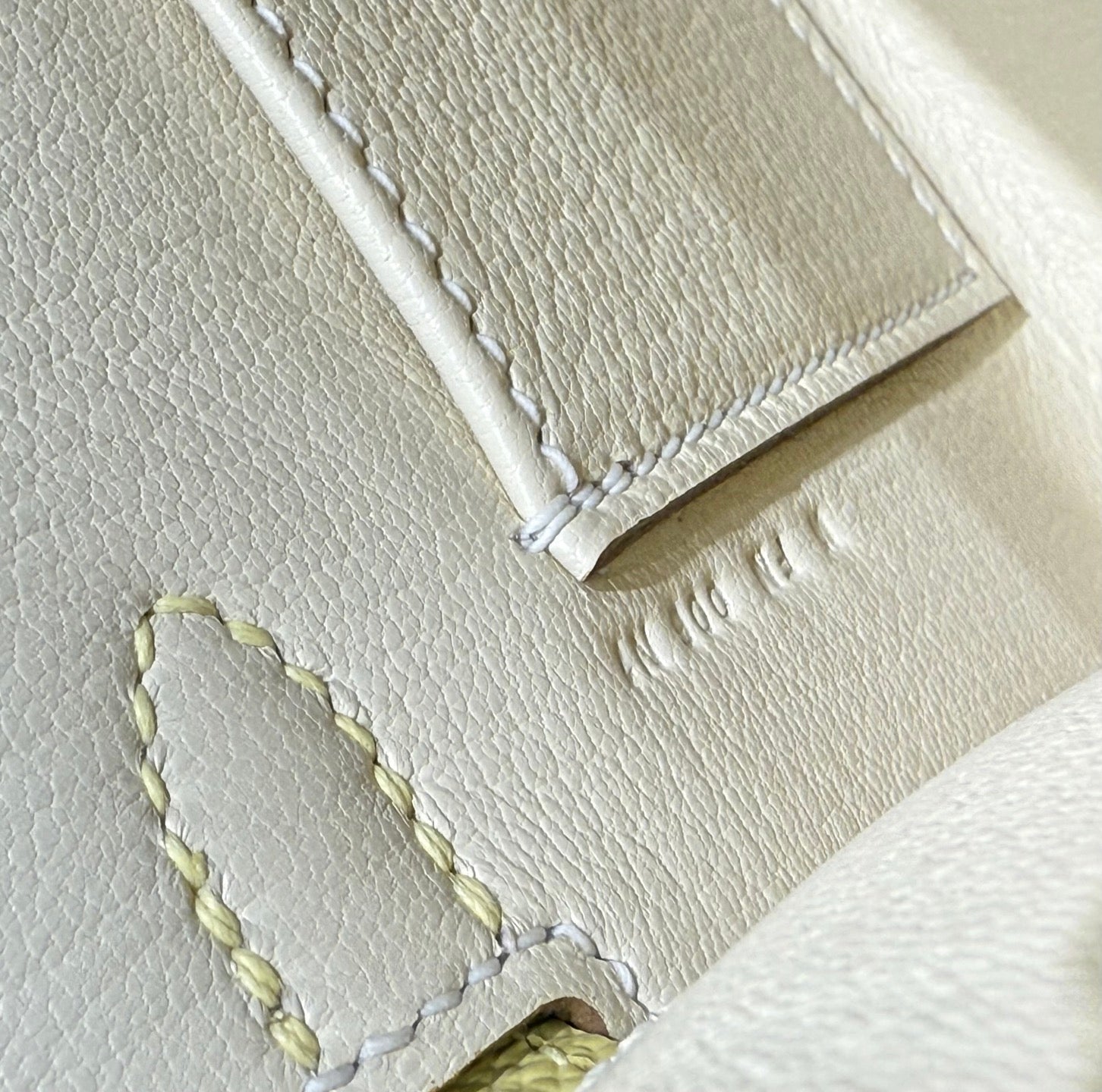 HM MINI KELLY 19 MILK-SHAKE BLANC EPSOM 243206