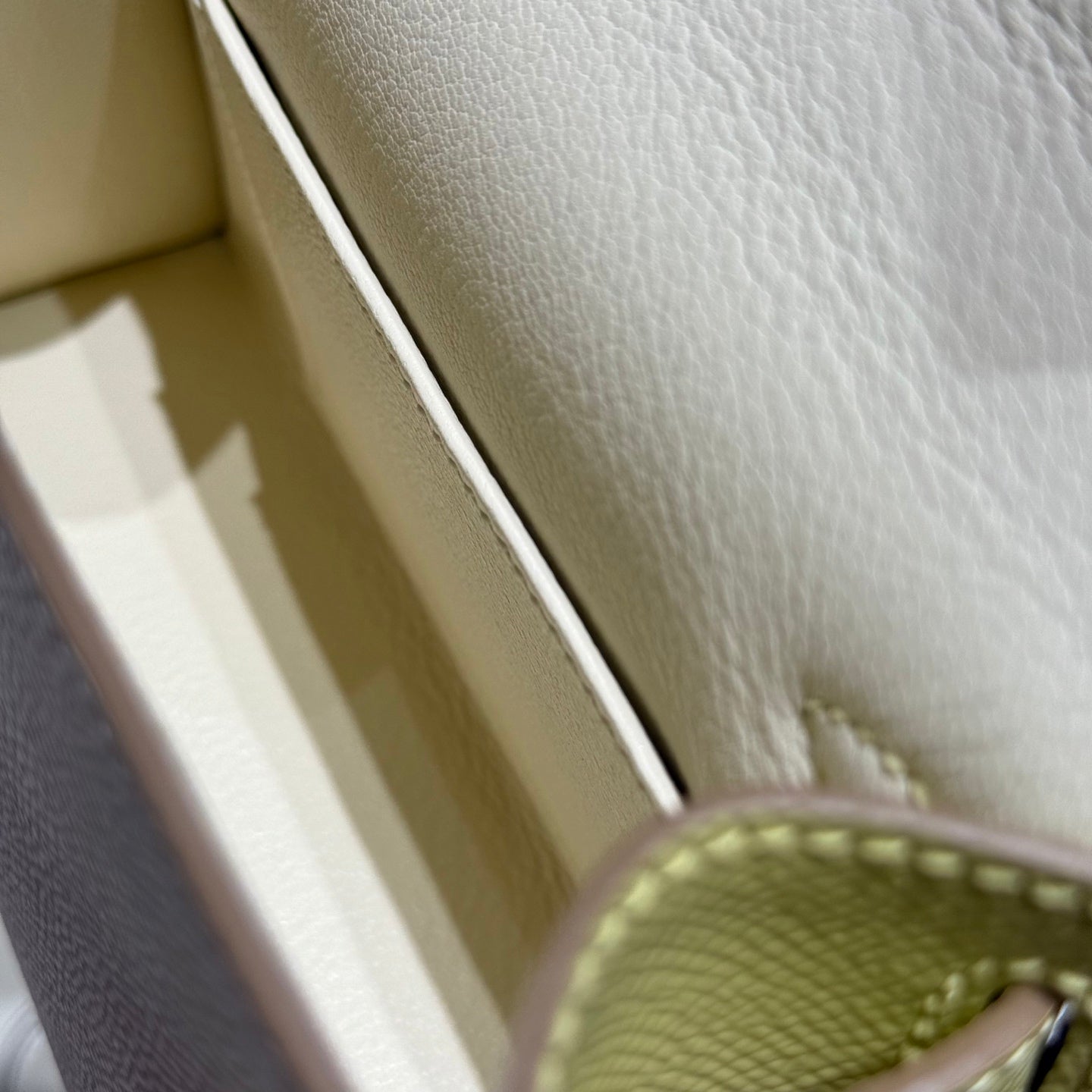 HM MINI KELLY 19 MILK-SHAKE BLANC EPSOM 243206