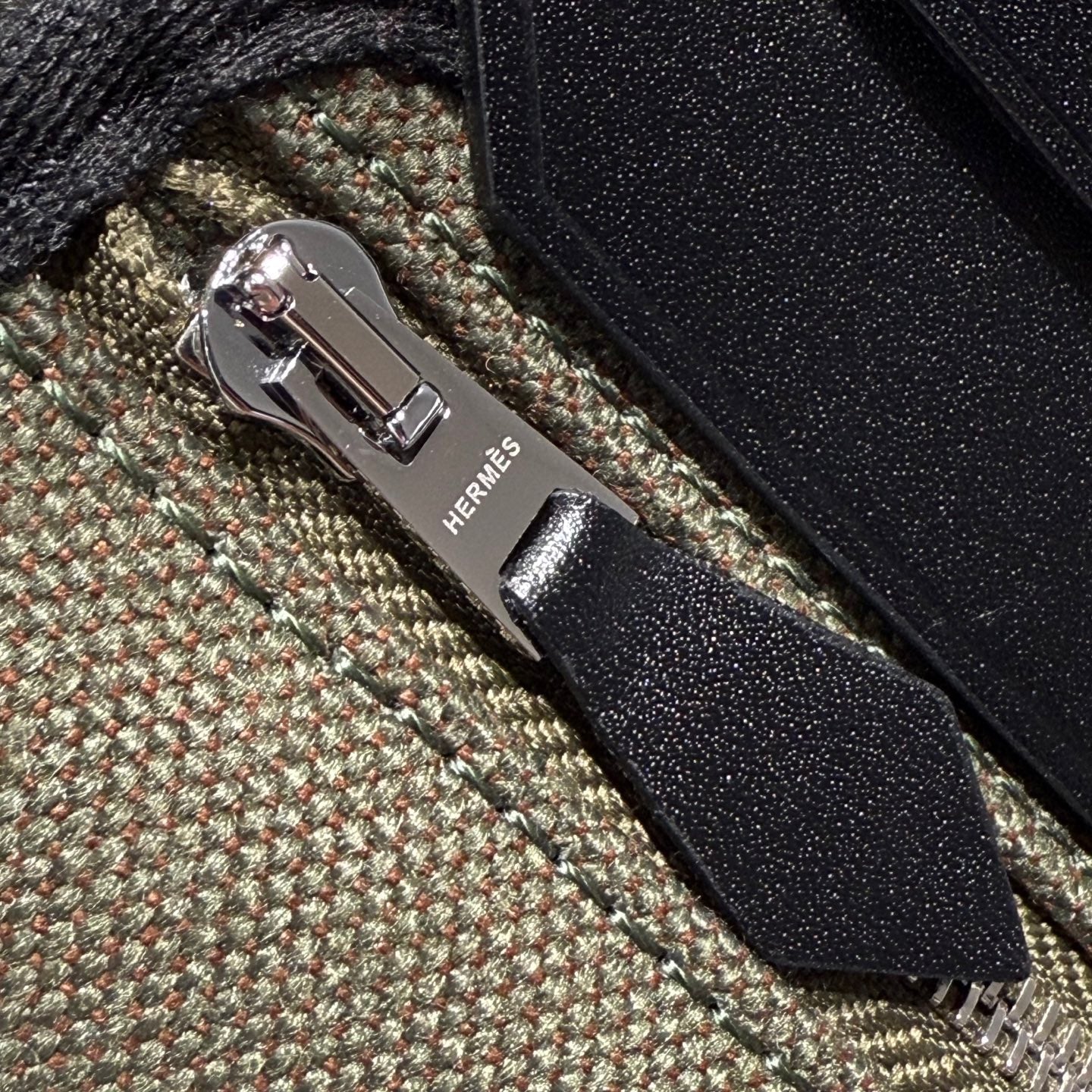 Sac à dos HM HERBAG avec boucle argentée, taille 20, toile verte armée et cuir de vache Hunter 243350