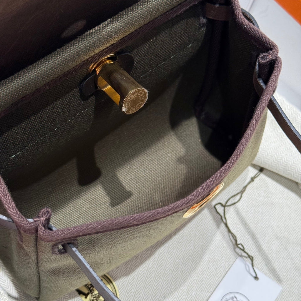 Sac à dos HM Mini Herbbag avec boucle dorée, 20 pouces, toile vert armée et cuir de vache Hunter 243360