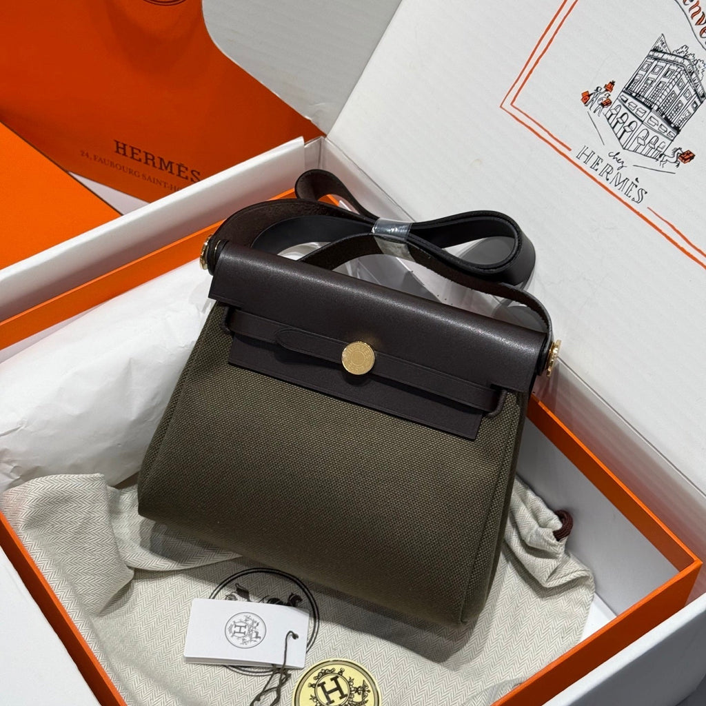 Sac à dos HM Mini Herbbag avec boucle dorée, 20 pouces, toile vert armée et cuir de vache Hunter 243360