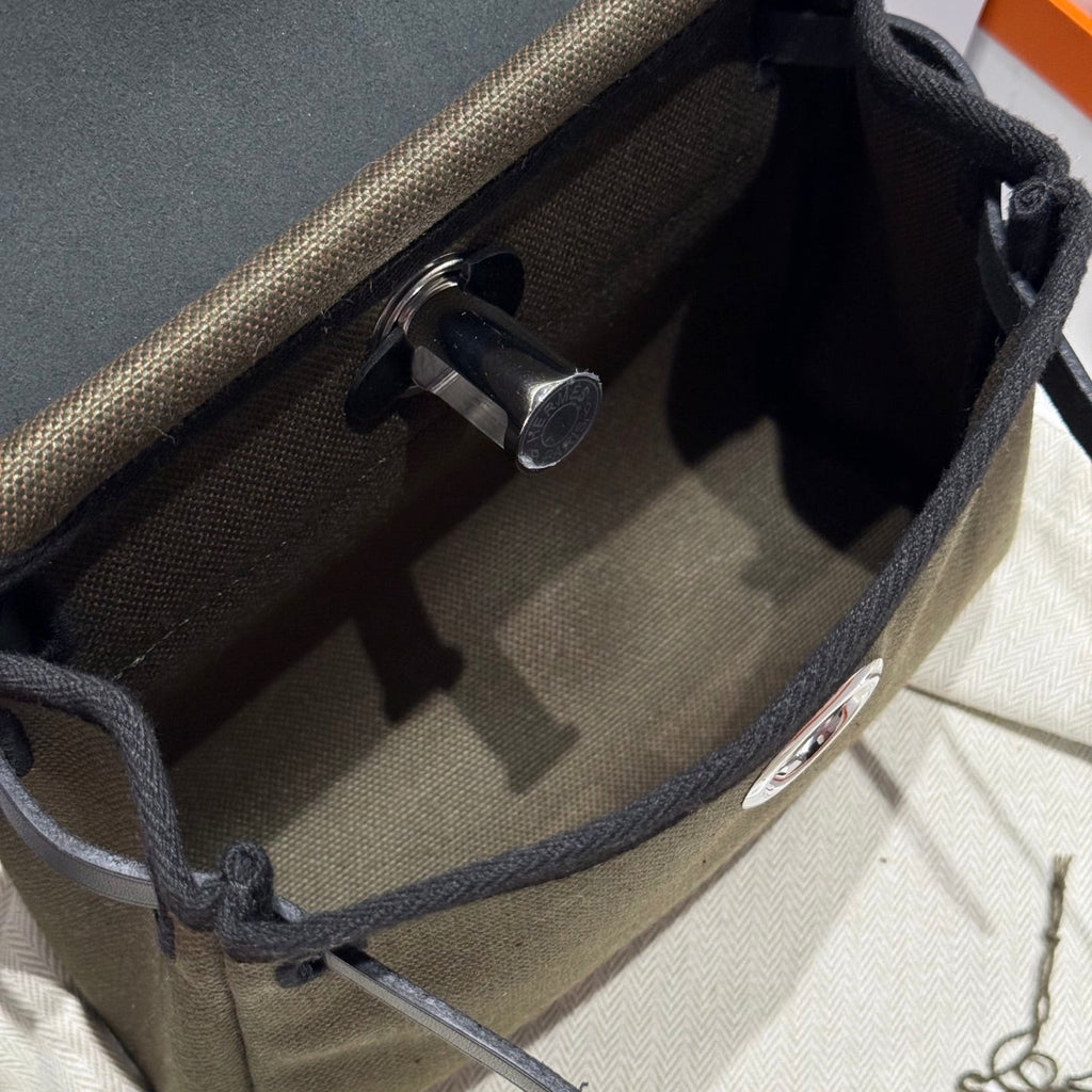 Sac à dos HM HERBAG avec boucle argentée, taille 20, toile verte armée et cuir de vache Hunter 243350