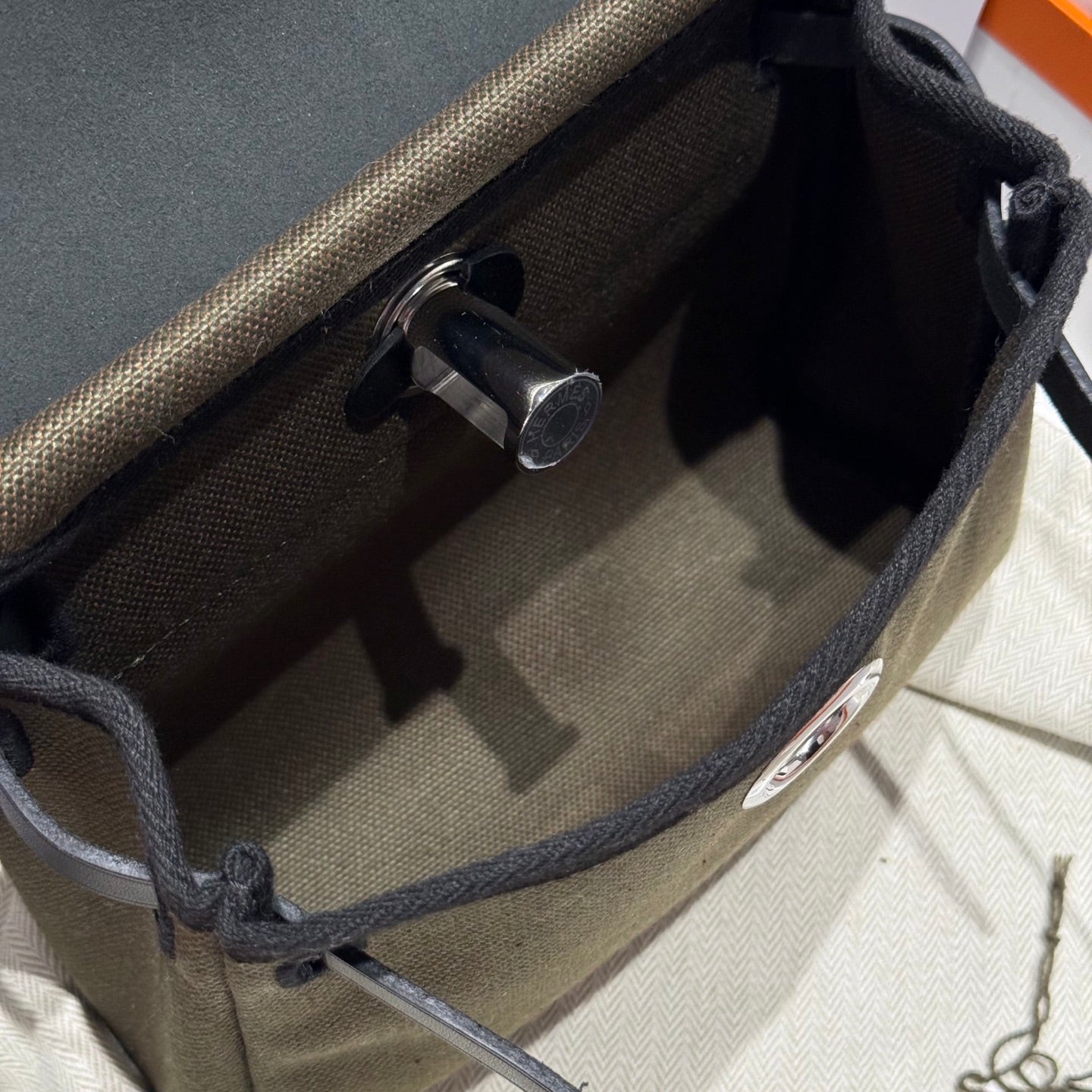 Sac à dos HM HERBAG avec boucle argentée, taille 20, toile verte armée et cuir de vache Hunter 243350