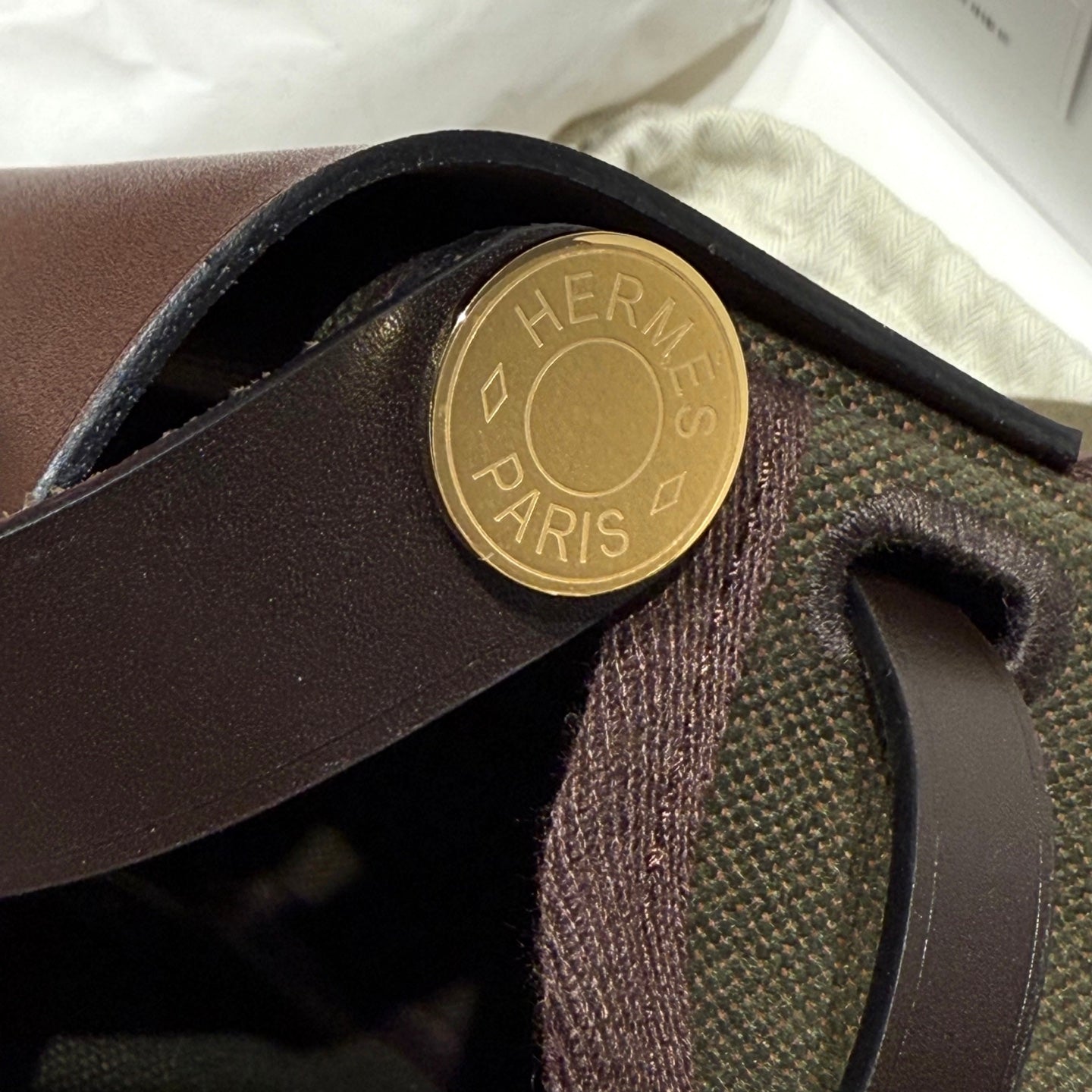 Sac à dos HM Mini Herbbag avec boucle dorée, 20 pouces, toile vert armée et cuir de vache Hunter 243360