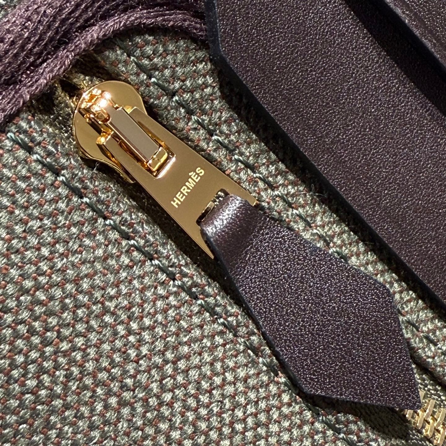 Sac à dos HM Mini Herbbag avec boucle dorée, 20 pouces, toile vert armée et cuir de vache Hunter 243360
