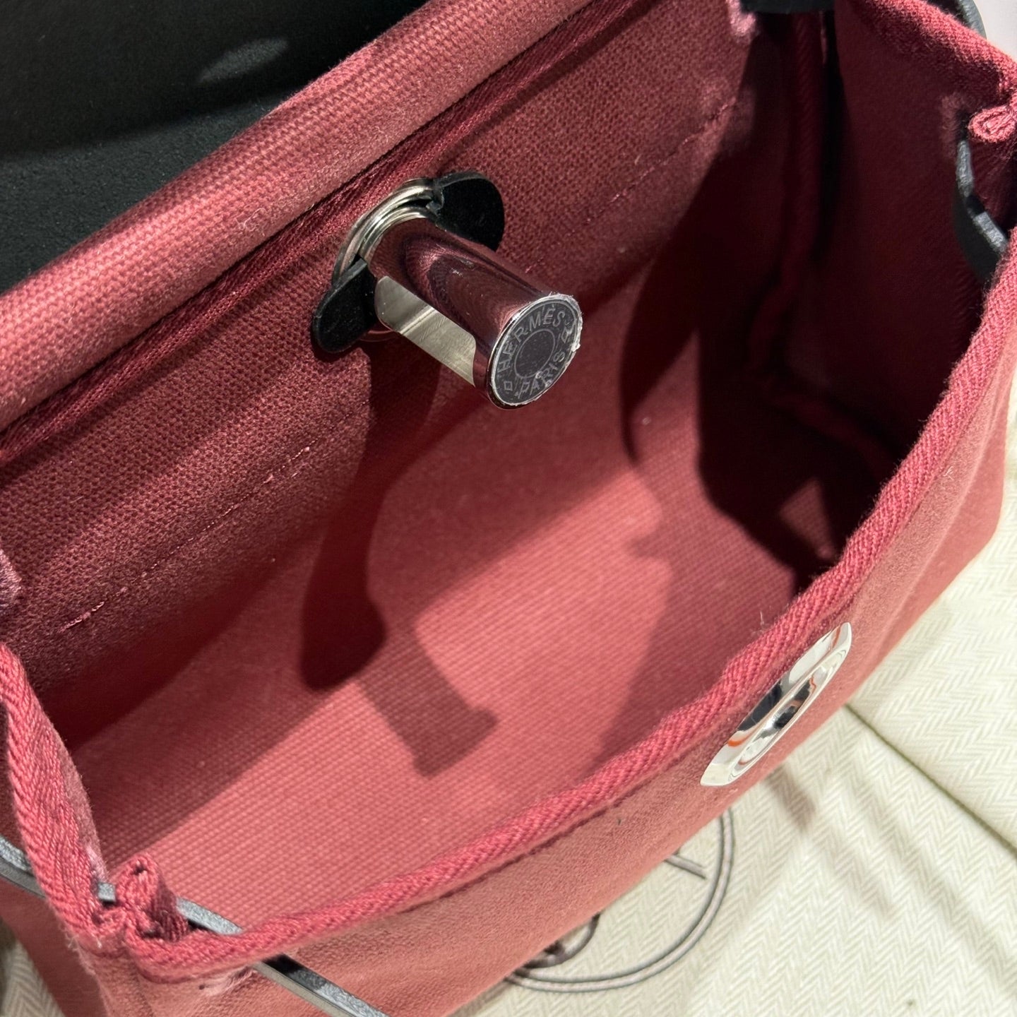 HM MINI HERBAG BOUCLE ARGENTÉE 20 TOILE BORDEAUX ET CUIR DE VACHE HUNTER 243370