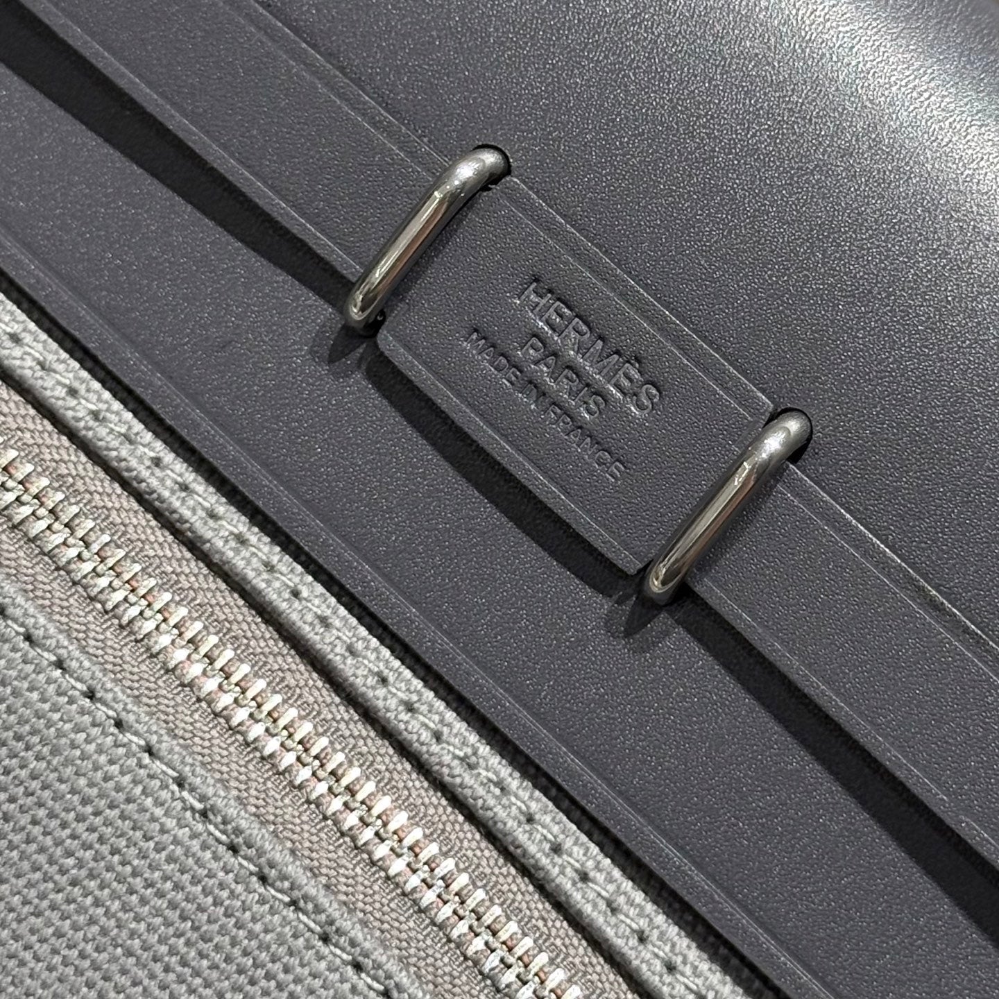 HM ミニハーブバッグ シルバーバックル 20 グレーキャンバス＆ハンターカウハイド 243265