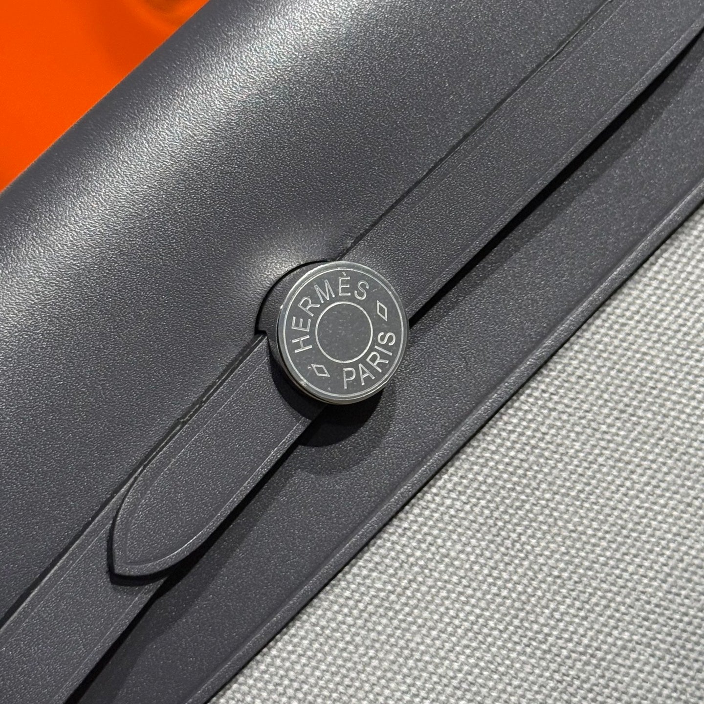 HM ミニハーブバッグ シルバーバックル 20 グレーキャンバス＆ハンターカウハイド 243265