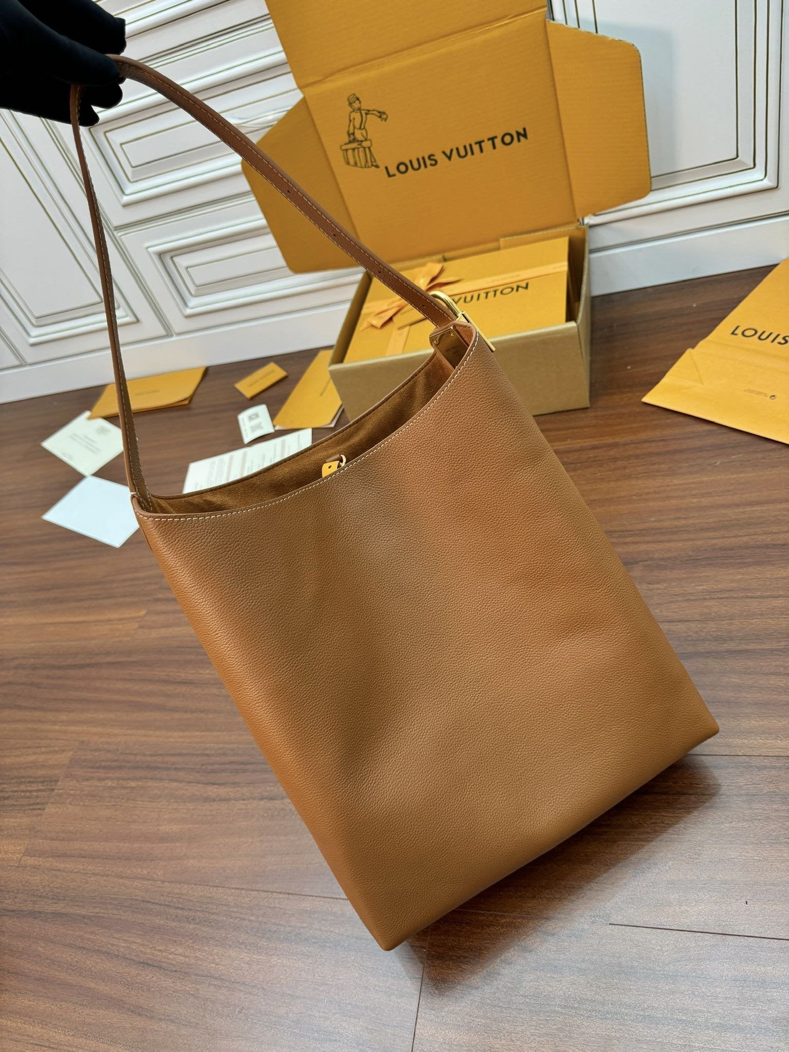 SAC HOBO LOW KEY MM 31CM EN CUIR DE VEAU MARRON