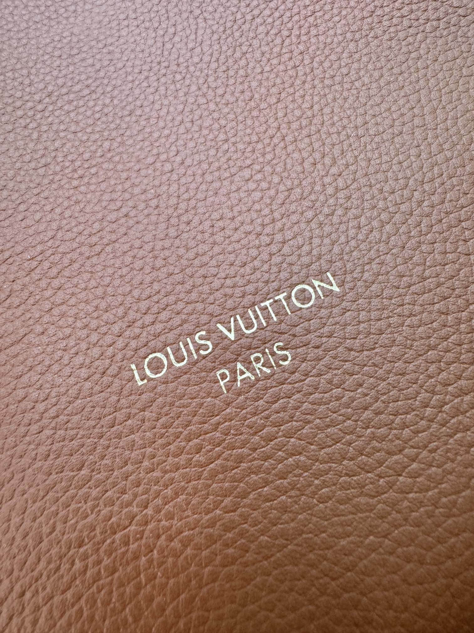 SAC HOBO LOW KEY MM 31CM EN CUIR DE VEAU MARRON