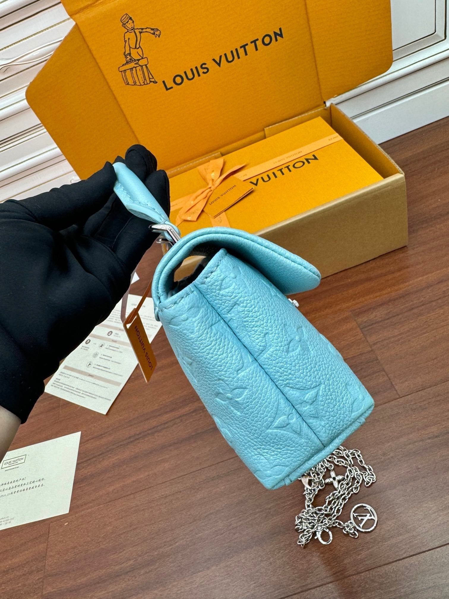 NANO MADELEINE 21CM CUIR DE VACHE GRAINÉ AZUR FROST