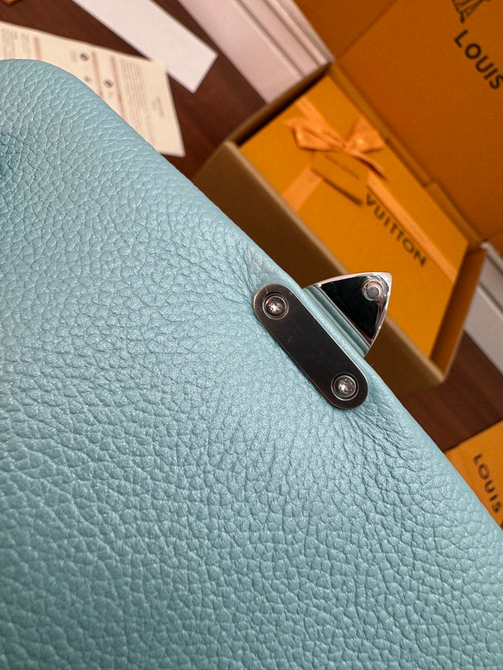 NANO MADELEINE 21CM CUIR DE VACHE GRAINÉ AZUR FROST