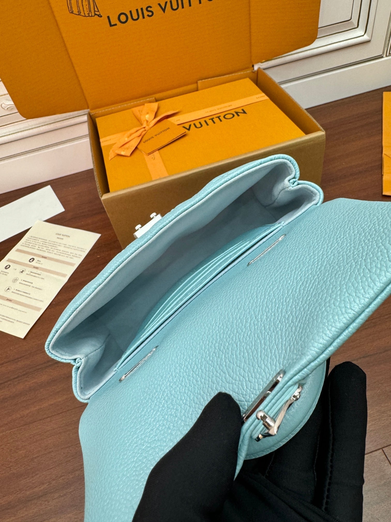 NANO MADELEINE 21CM CUIR DE VACHE GRAINÉ AZUR FROST