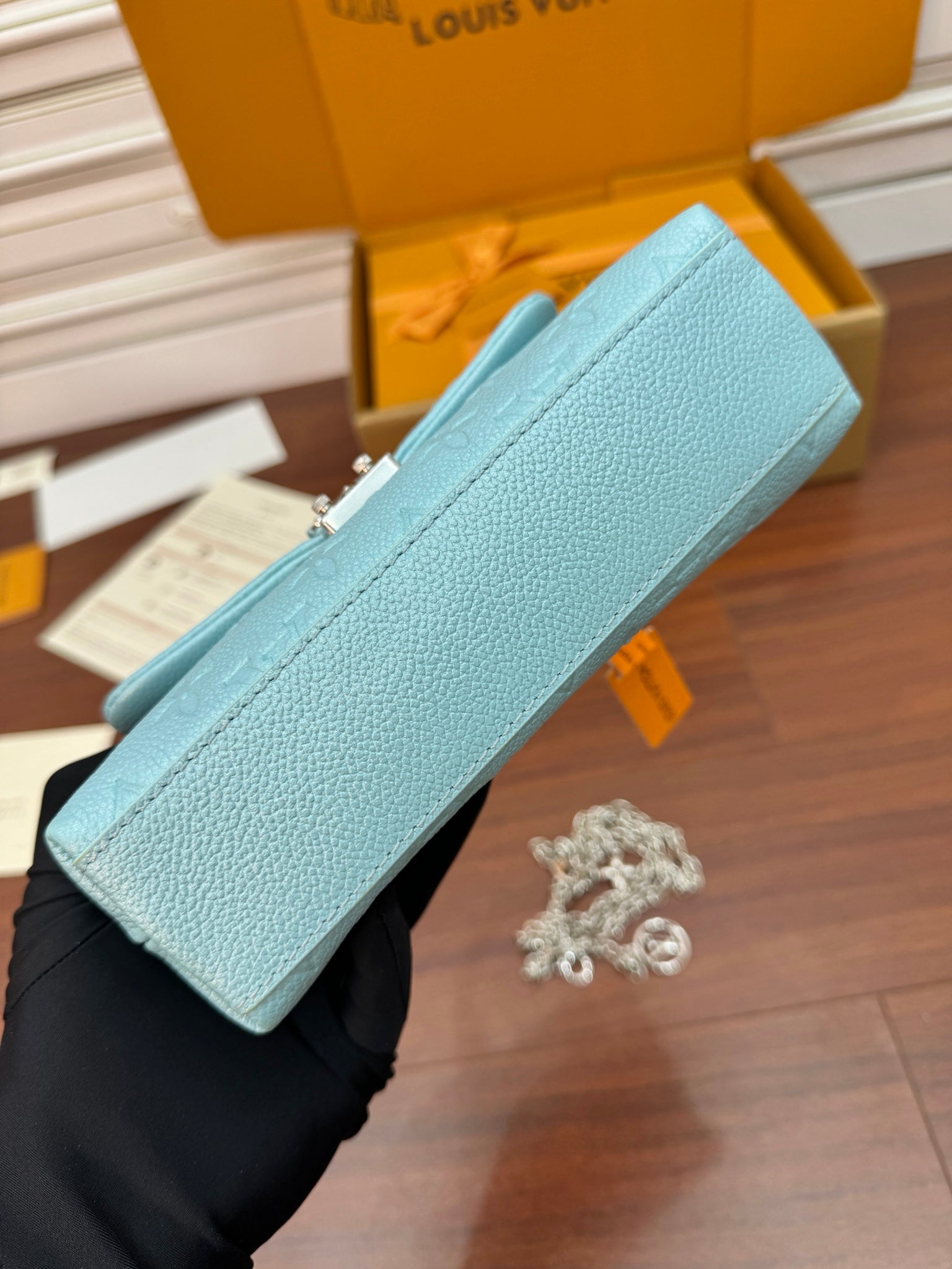 NANO MADELEINE 21CM CUIR DE VACHE GRAINÉ AZUR FROST