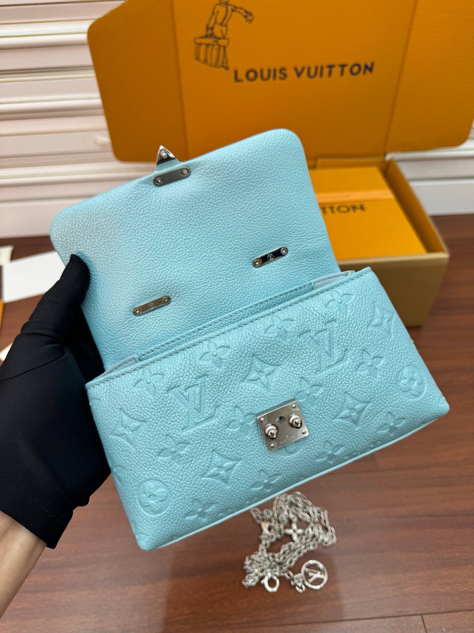 NANO MADELEINE 21CM CUIR DE VACHE GRAINÉ AZUR FROST