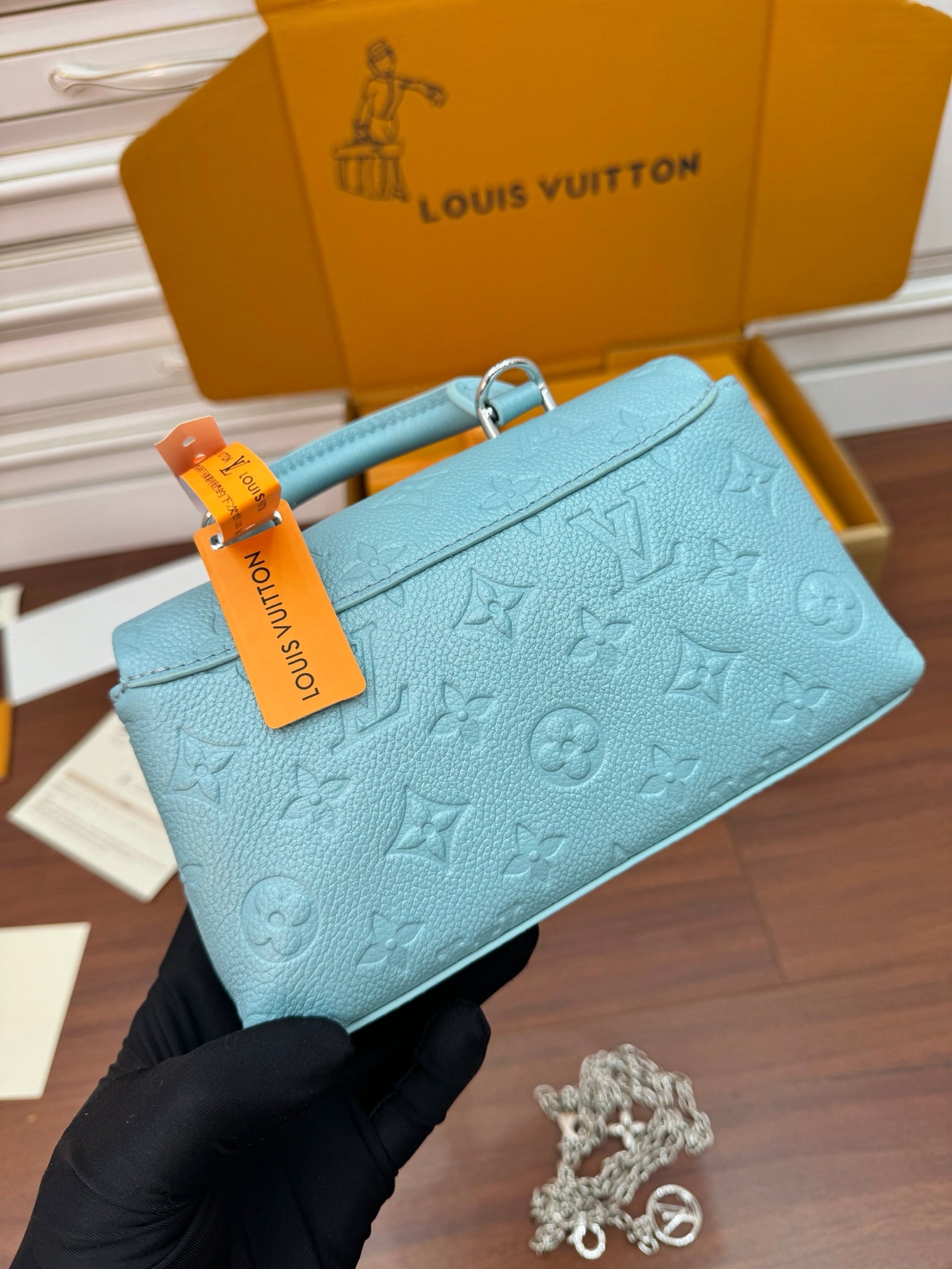 NANO MADELEINE 21CM CUIR DE VACHE GRAINÉ AZUR FROST