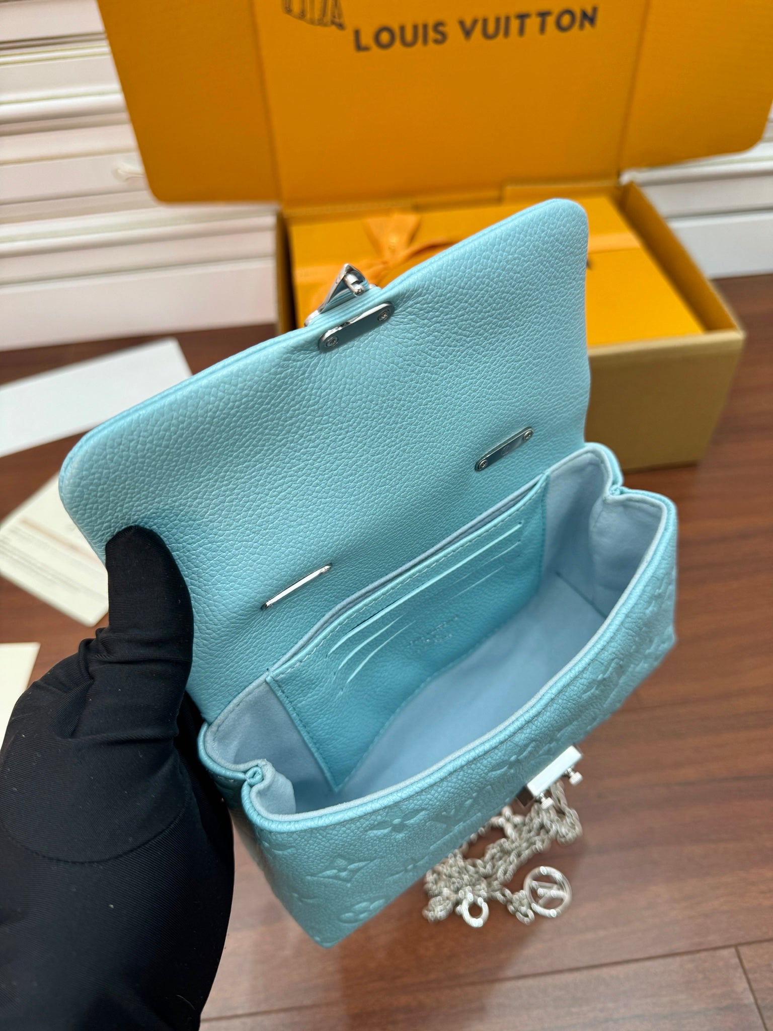 NANO MADELEINE 21CM CUIR DE VACHE GRAINÉ AZUR FROST