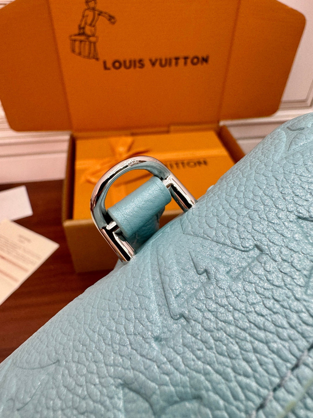 NANO MADELEINE 21CM CUIR DE VACHE GRAINÉ AZUR FROST