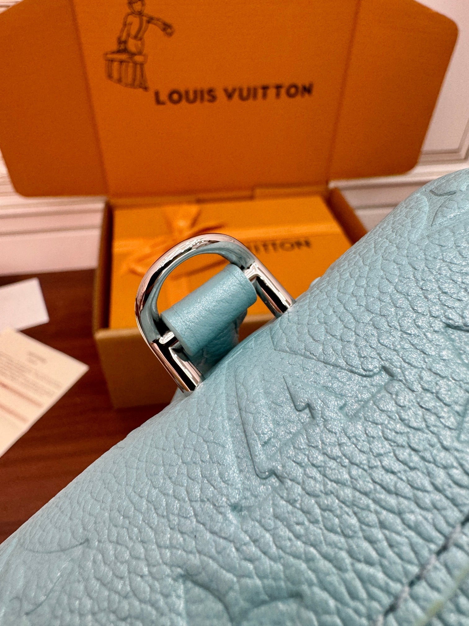 NANO MADELEINE 21CM CUIR DE VACHE GRAINÉ AZUR FROST