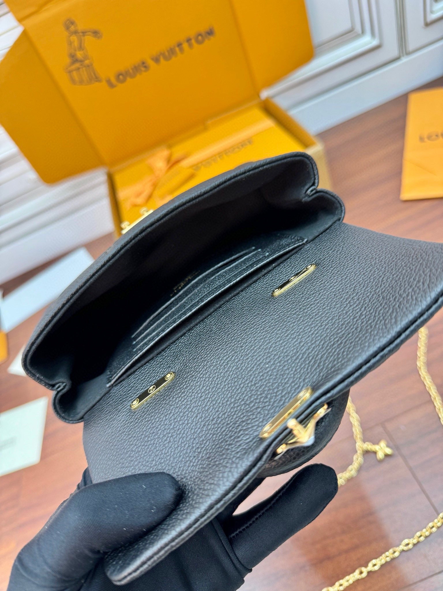 NANO MADELEINE 21CM CUIR DE VACHE GRAINÉ NOIR