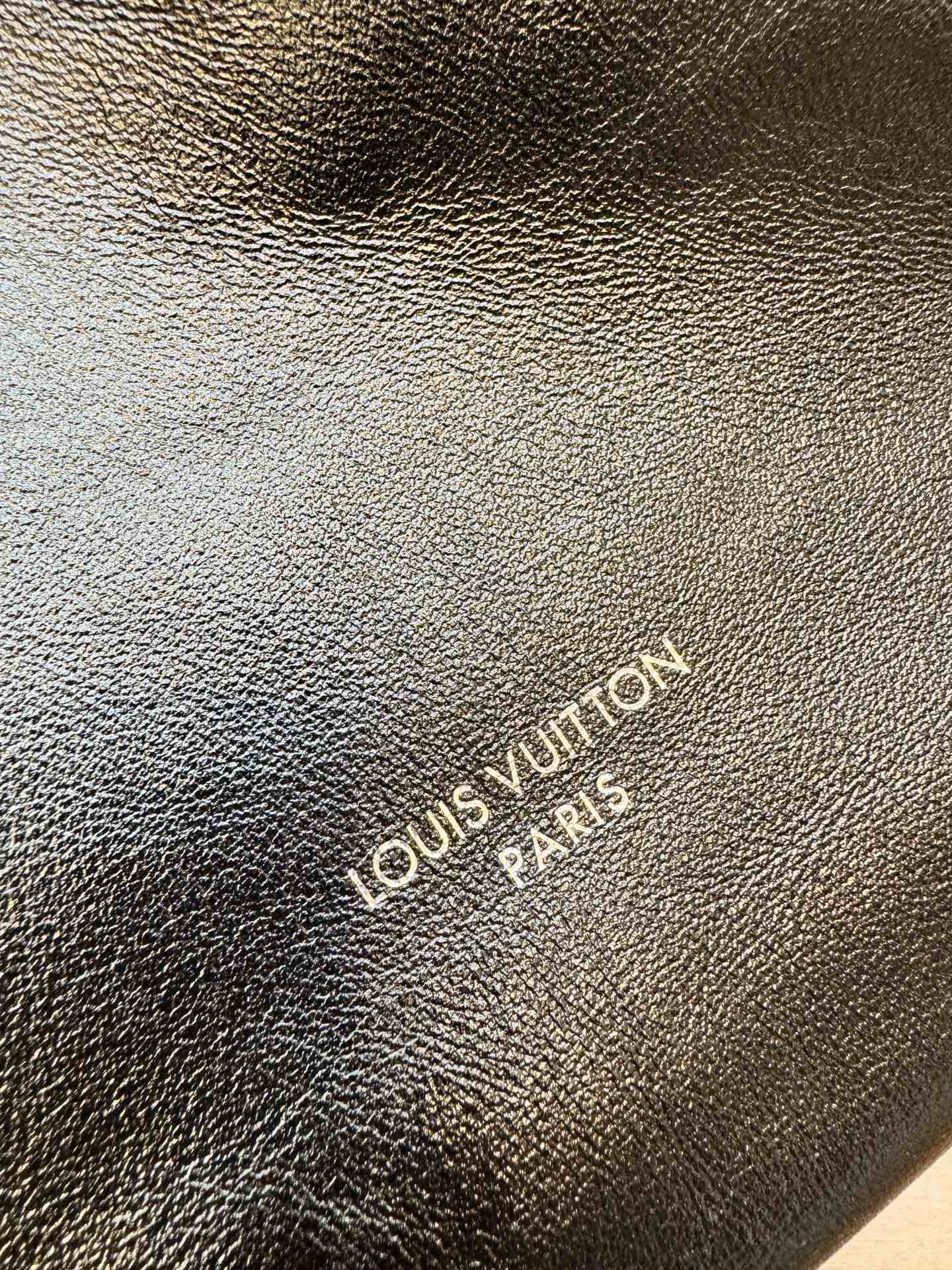 LV CARRYALL VIBE LV X TM 39CM BLACK SHEEPSKIN 206019