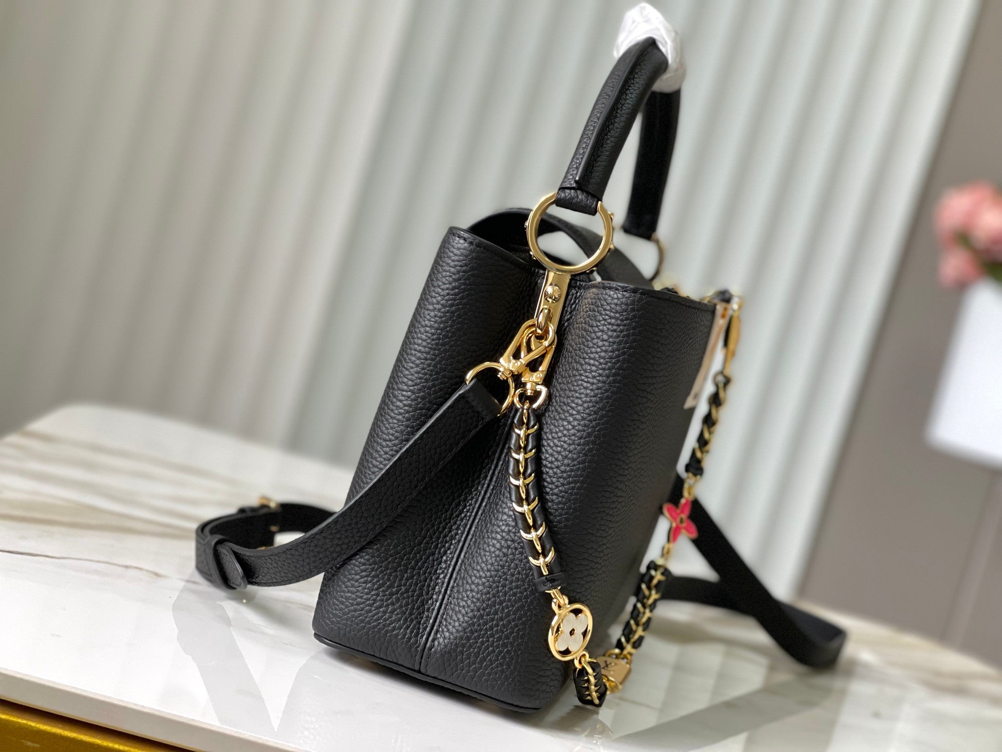 CAPUCINES MM 31,5 CUIR TAURILLON NOIR QUINCAILLERIE DORÉ